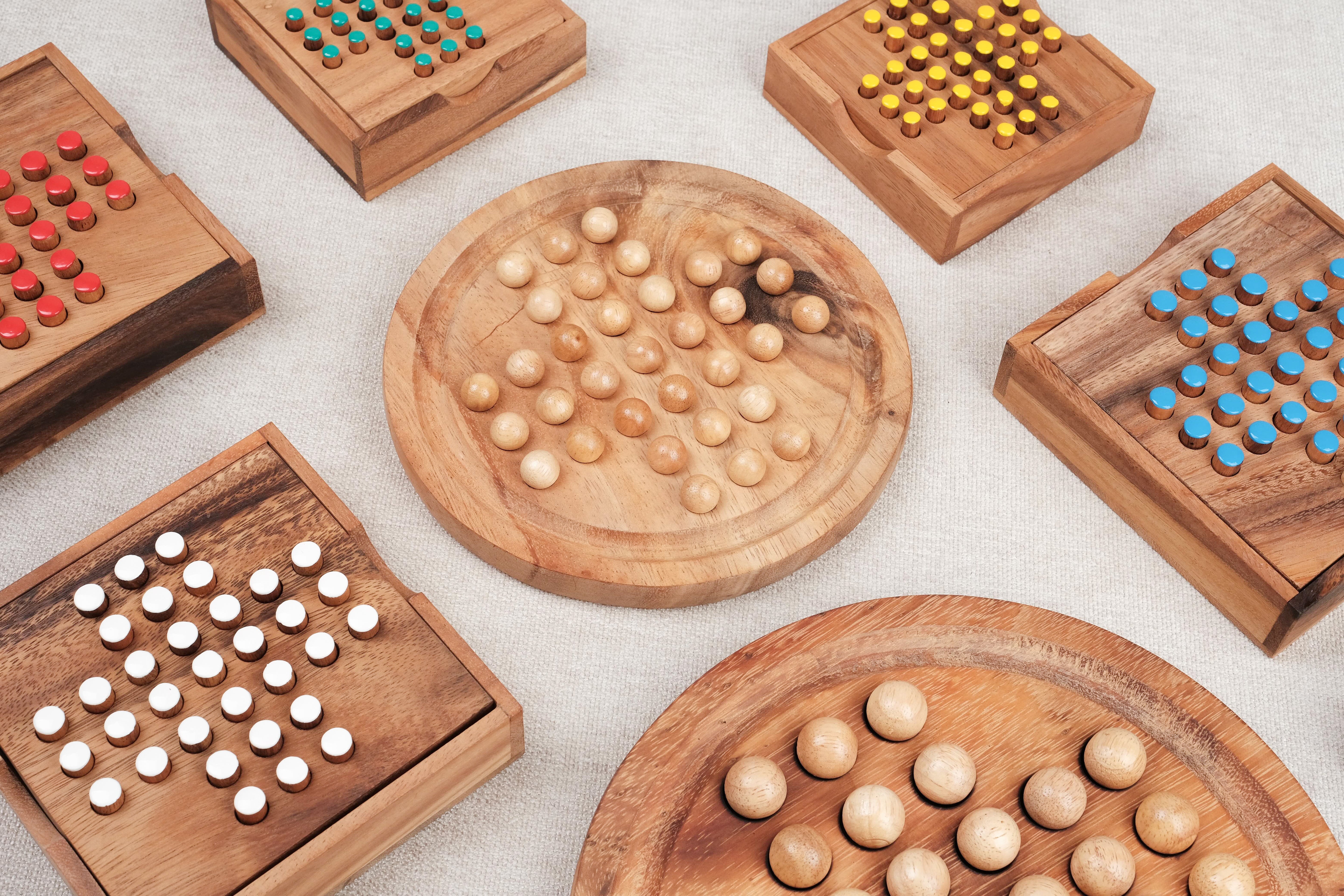 Vue comparative avec d’autres jeux de solitaire en bois autour