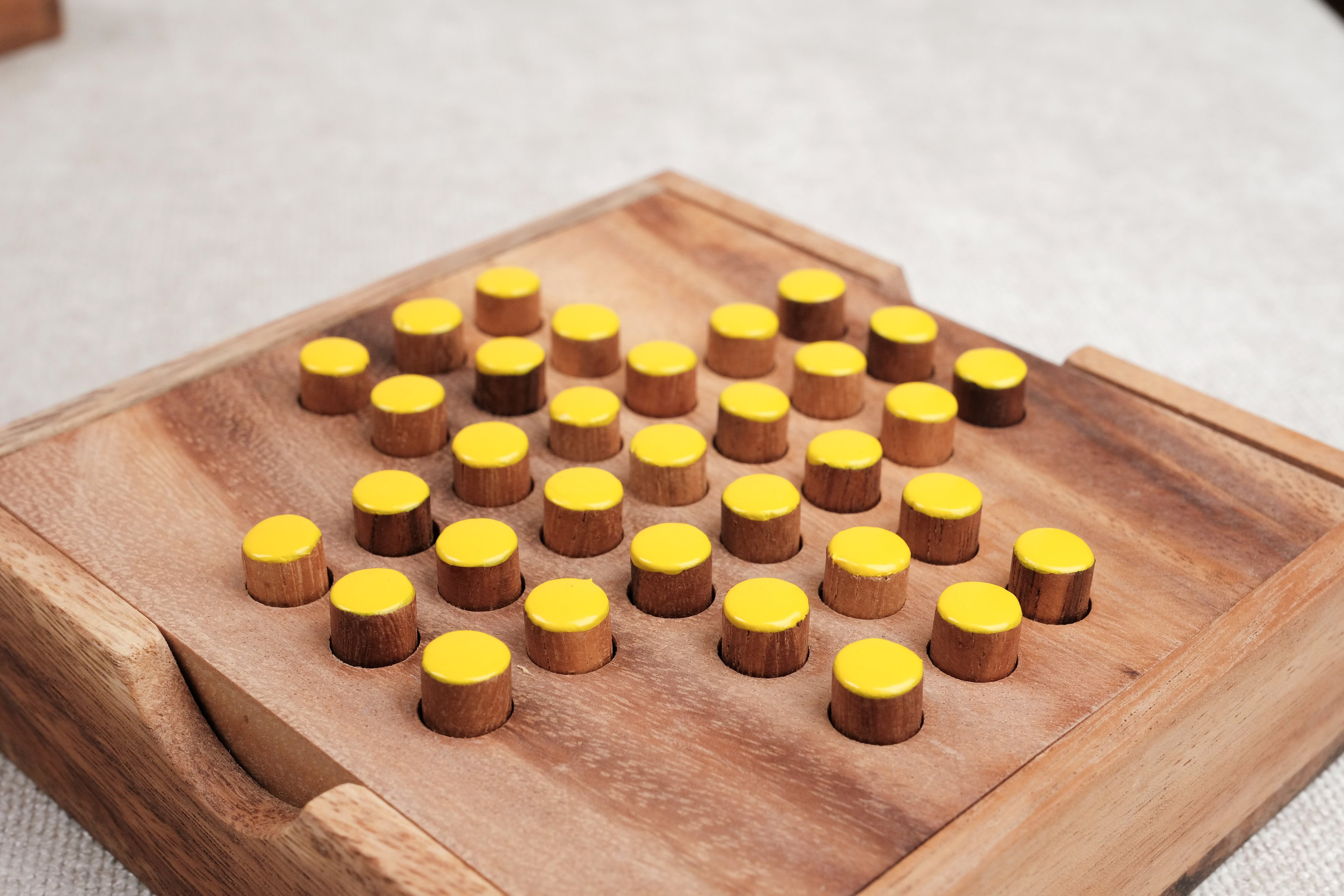Vue de côté du plateau avec pions en relief