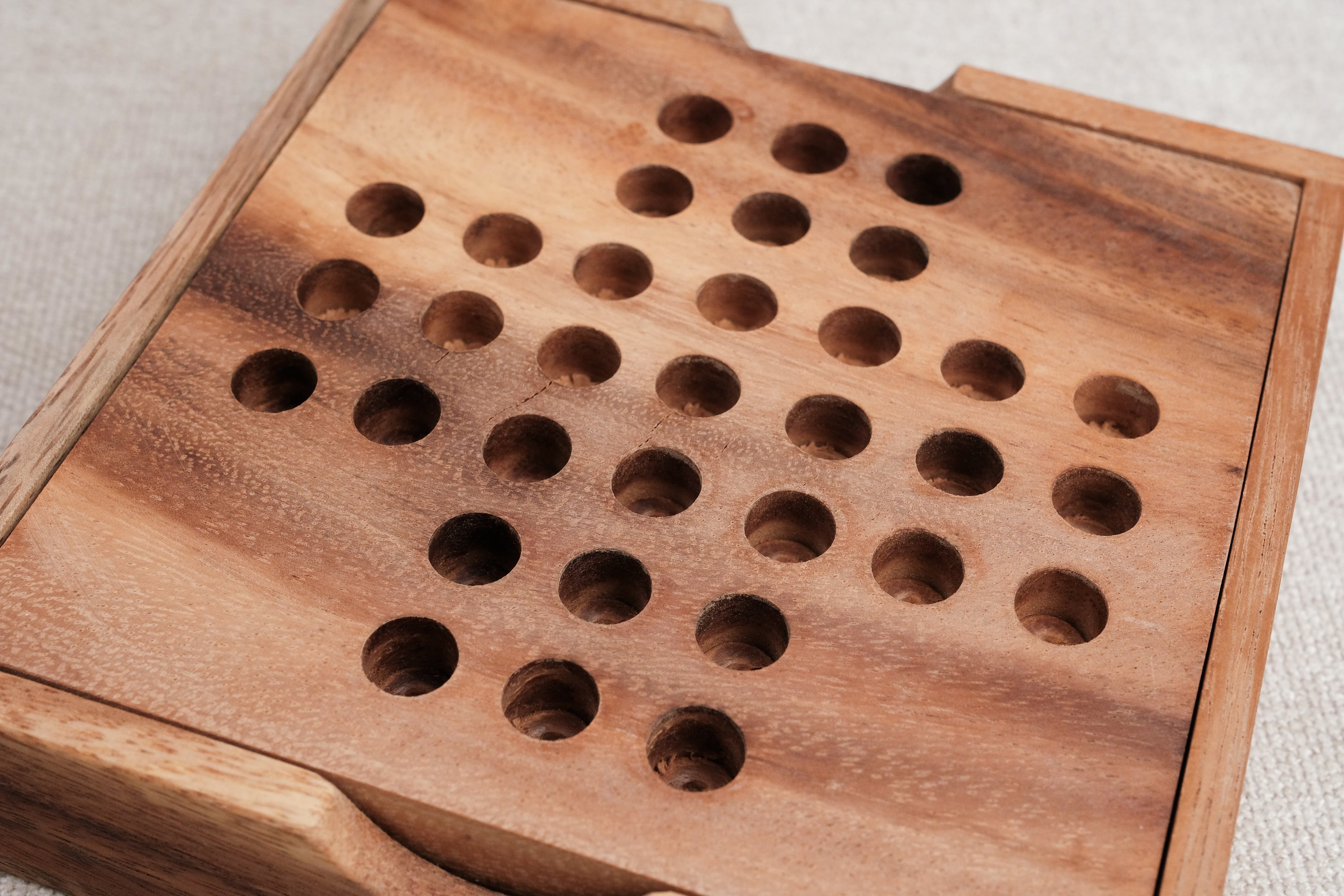 Plateau vide avec trous visibles