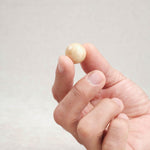 Main tenant un pion de Solitaire