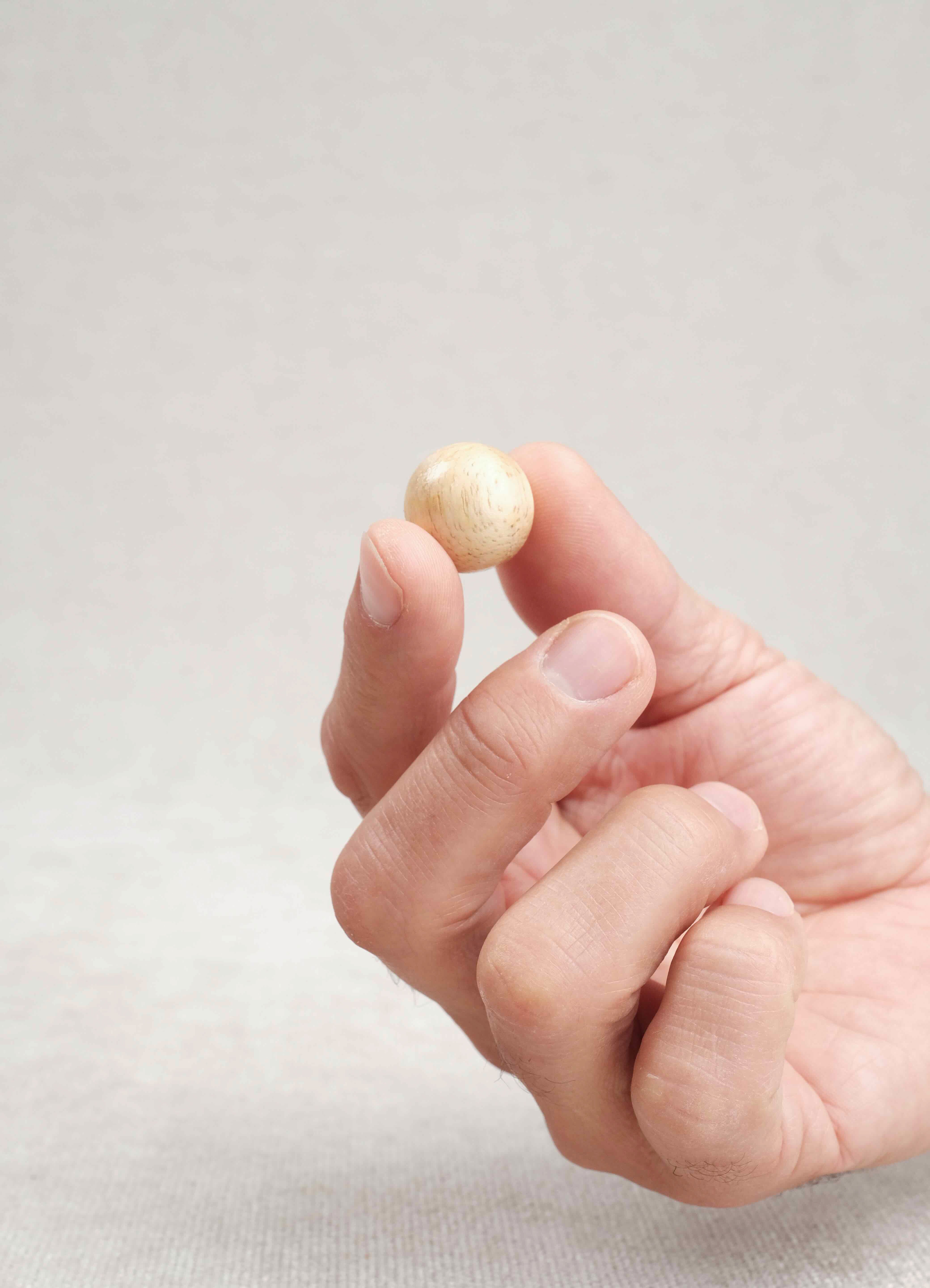 Main tenant un pion de Solitaire