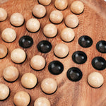 Partie en cours avec pions noirs et bois clair