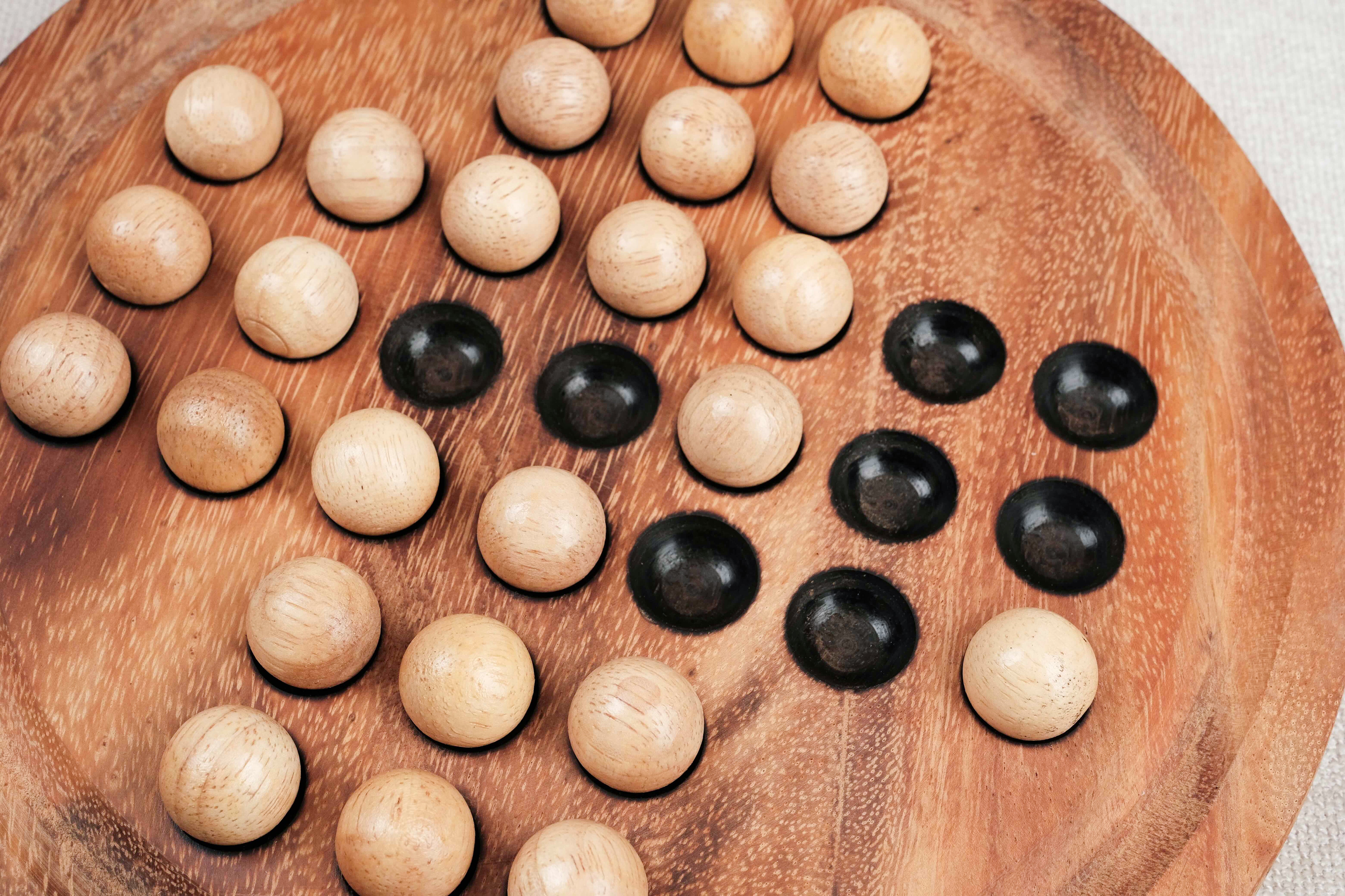 Partie en cours avec pions noirs et bois clair