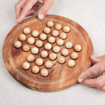 Joueur en train de déplacer un pion sur le plateau