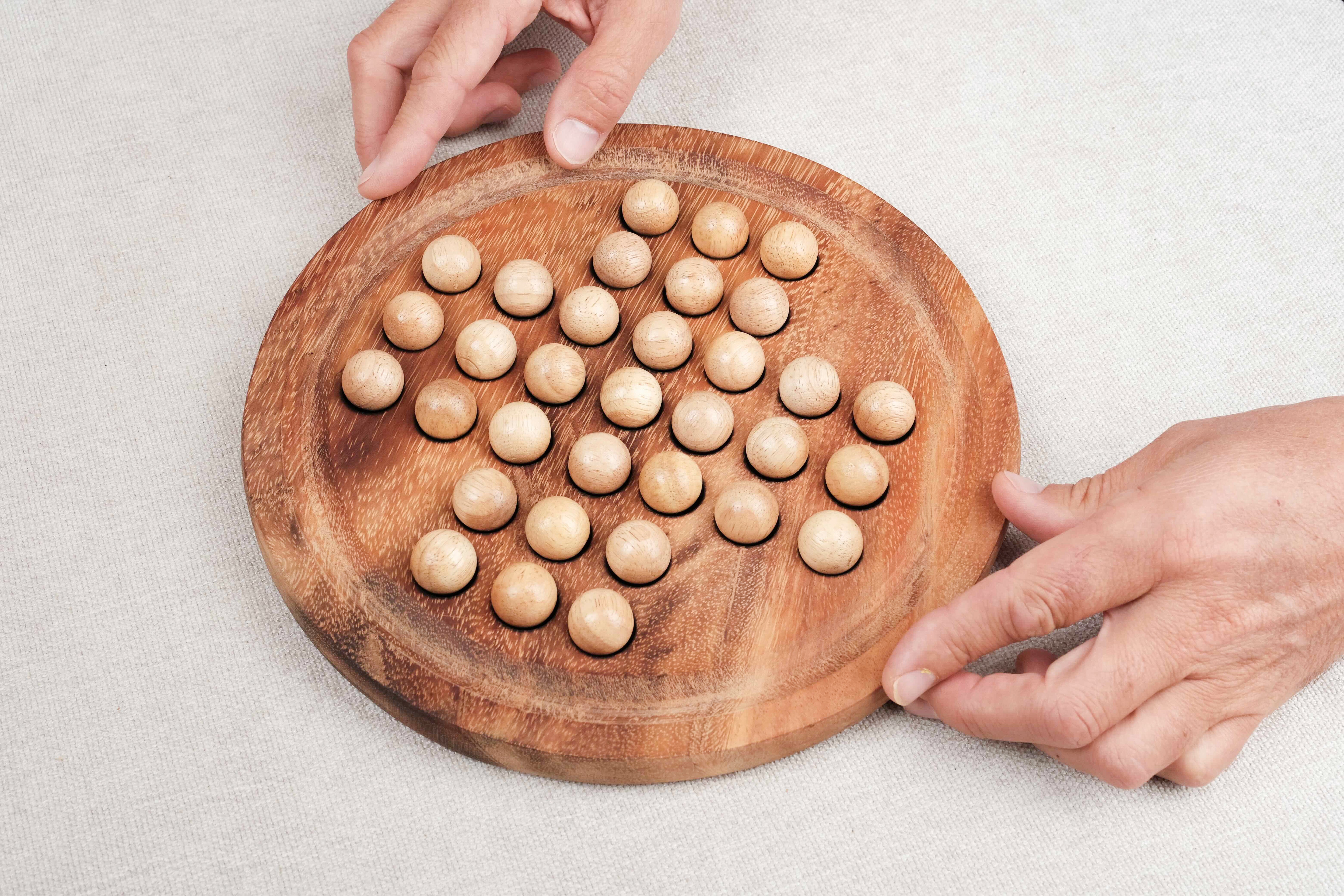 Joueur en train de déplacer un pion sur le plateau