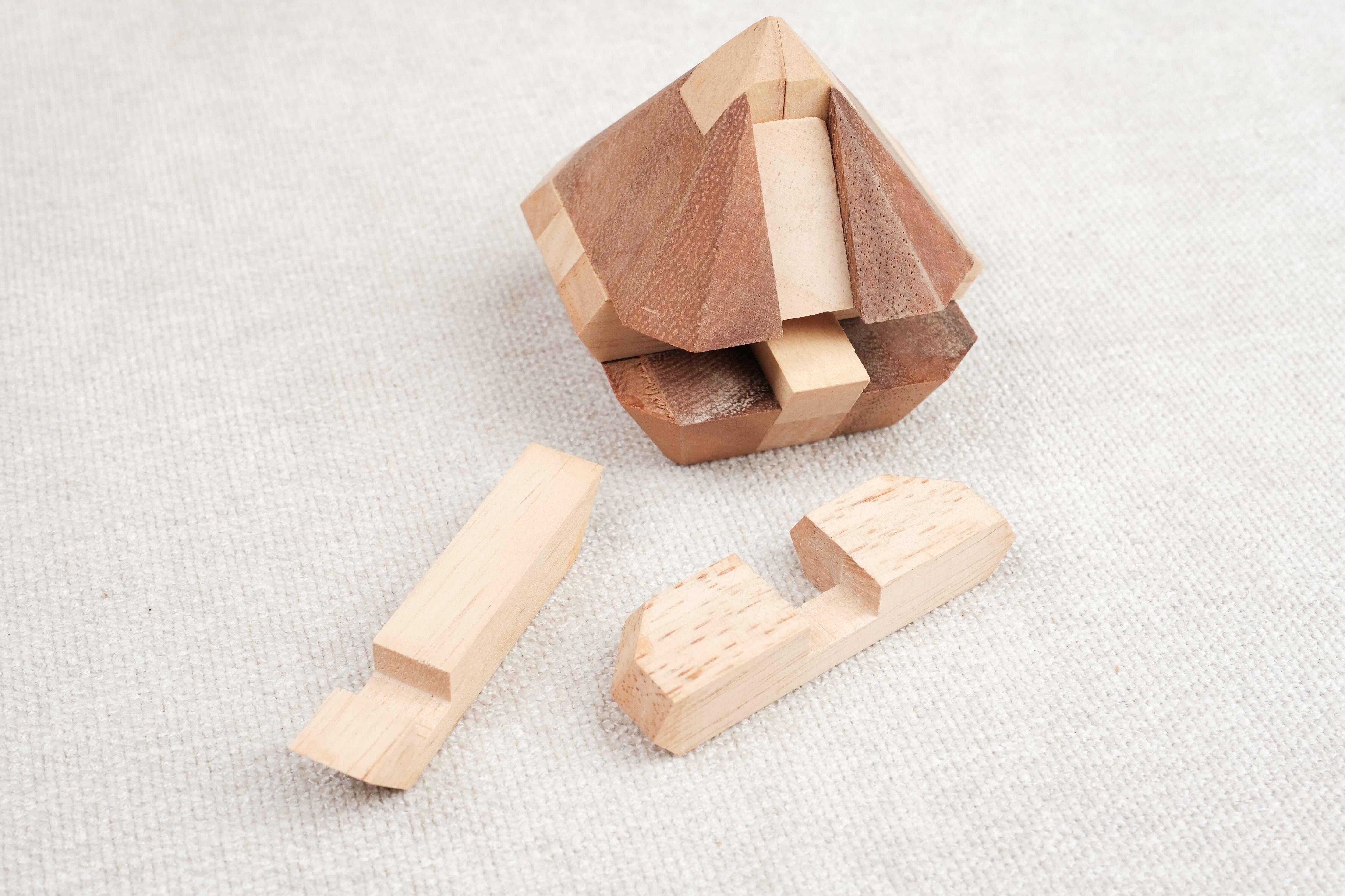 Casse-tête en bois Le Cristal – puzzle démonté avec pièces séparées