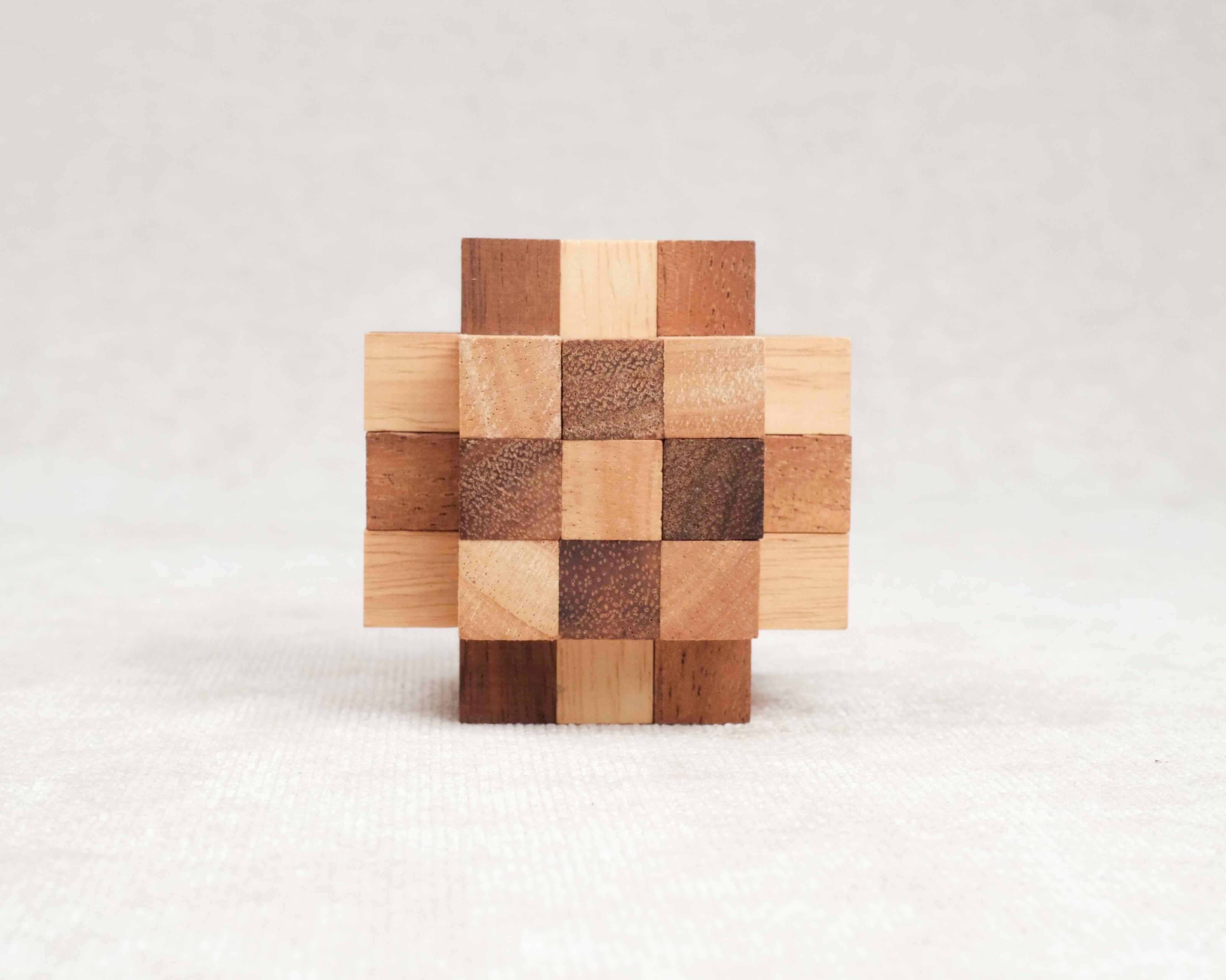 Casse-tête Fonzo en bois vue latérale – puzzle 3D avec 33 pièces imbriquées