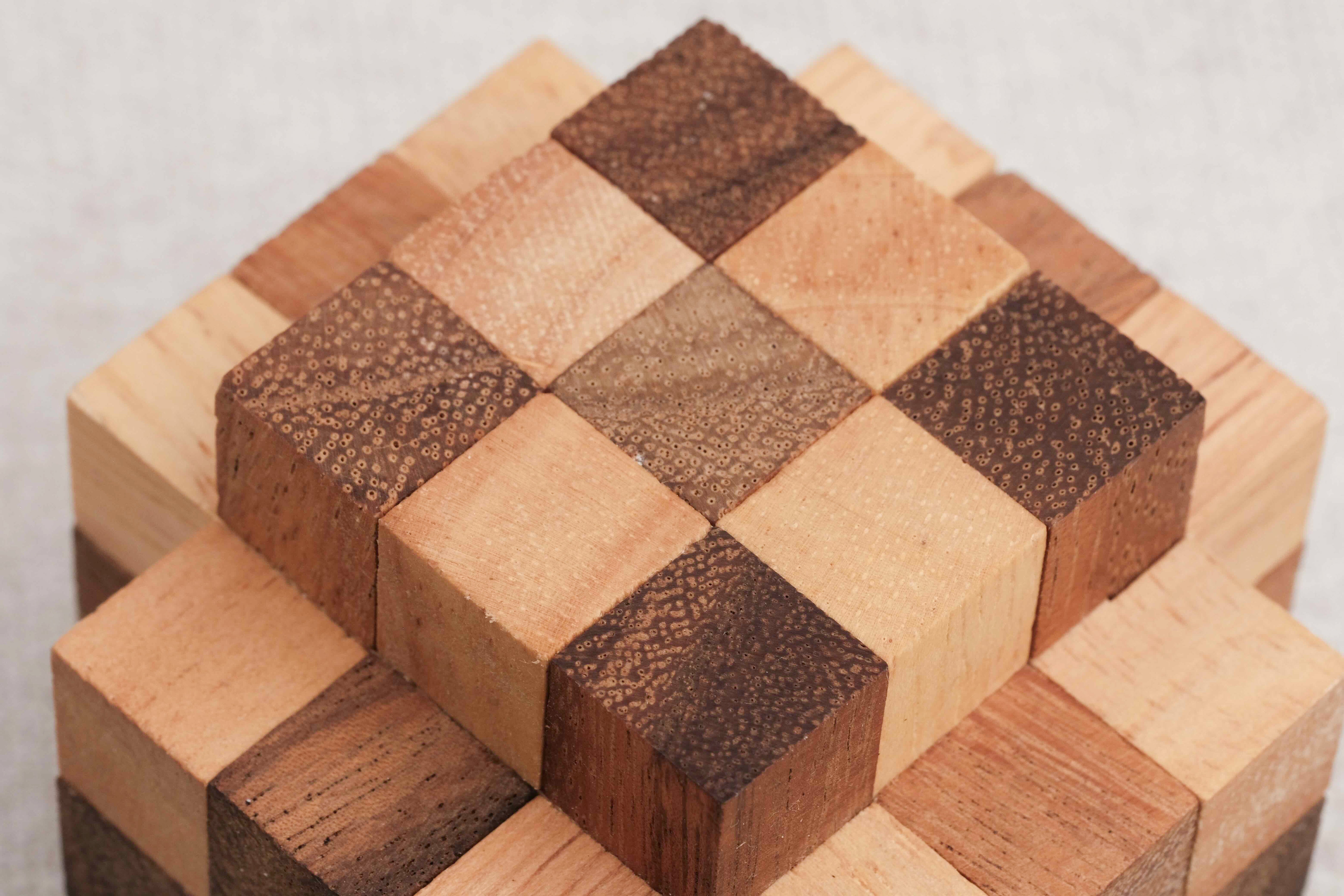 Casse-tête en bois Fonzo – détail des blocs de bois clair et foncé