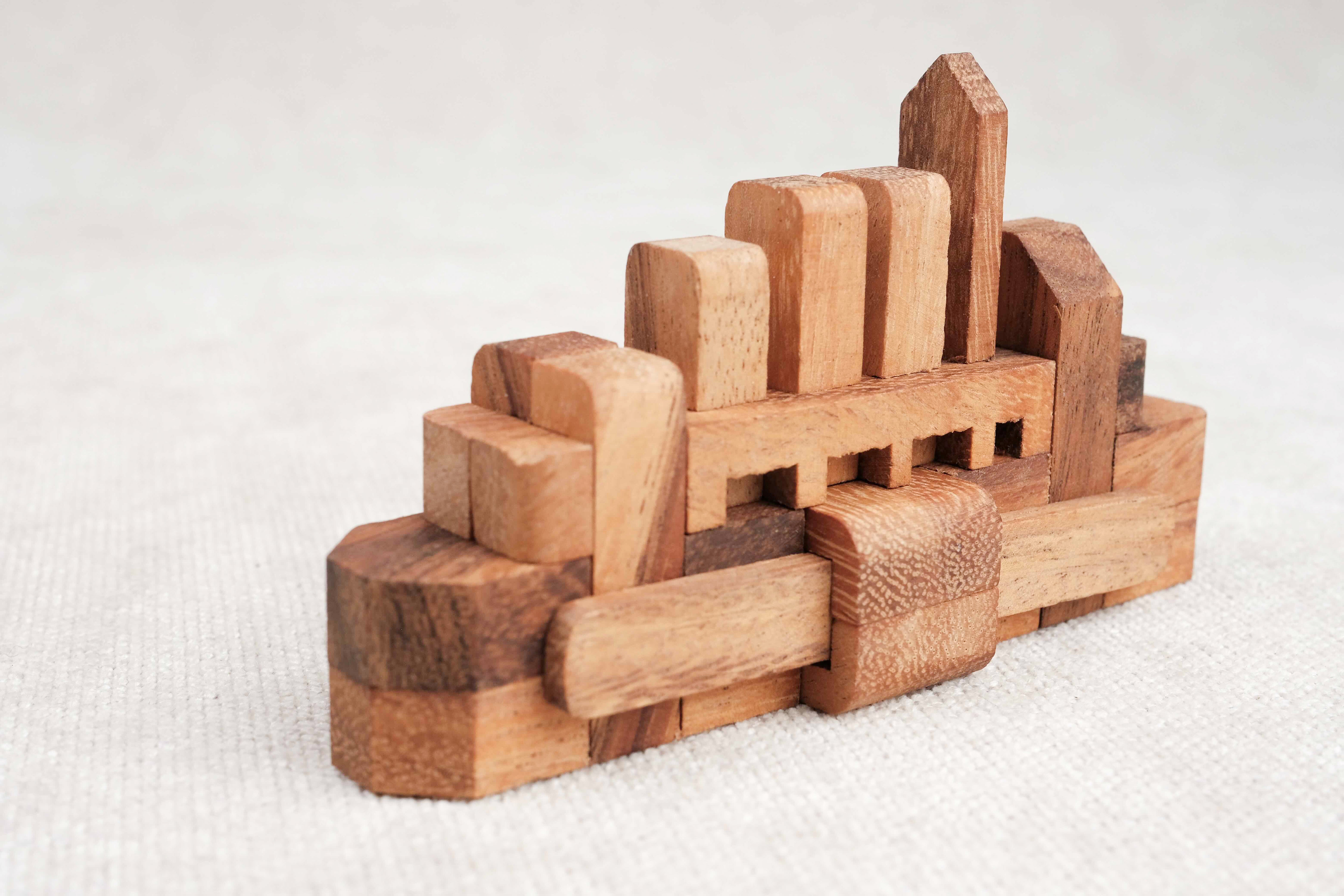 Casse-tête Bateau M en bois – détail des pièces imbriquées