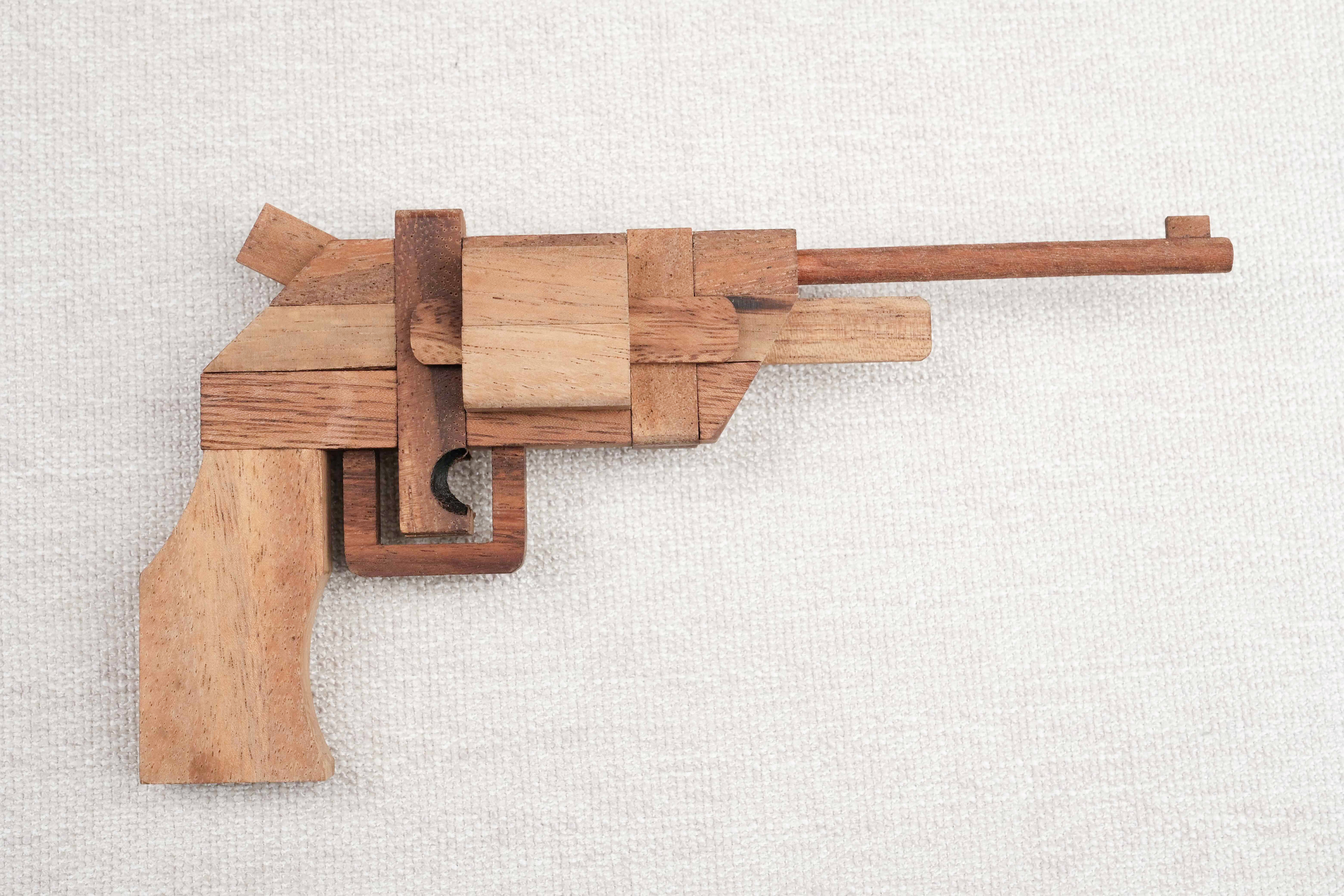 Casse-tête en bois Le Pistolet – vue de profil du puzzle 3D