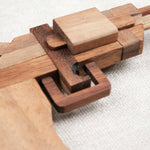 Casse-tête Le Pistolet en bois – détail du puzzle avec pièces imbriquées
