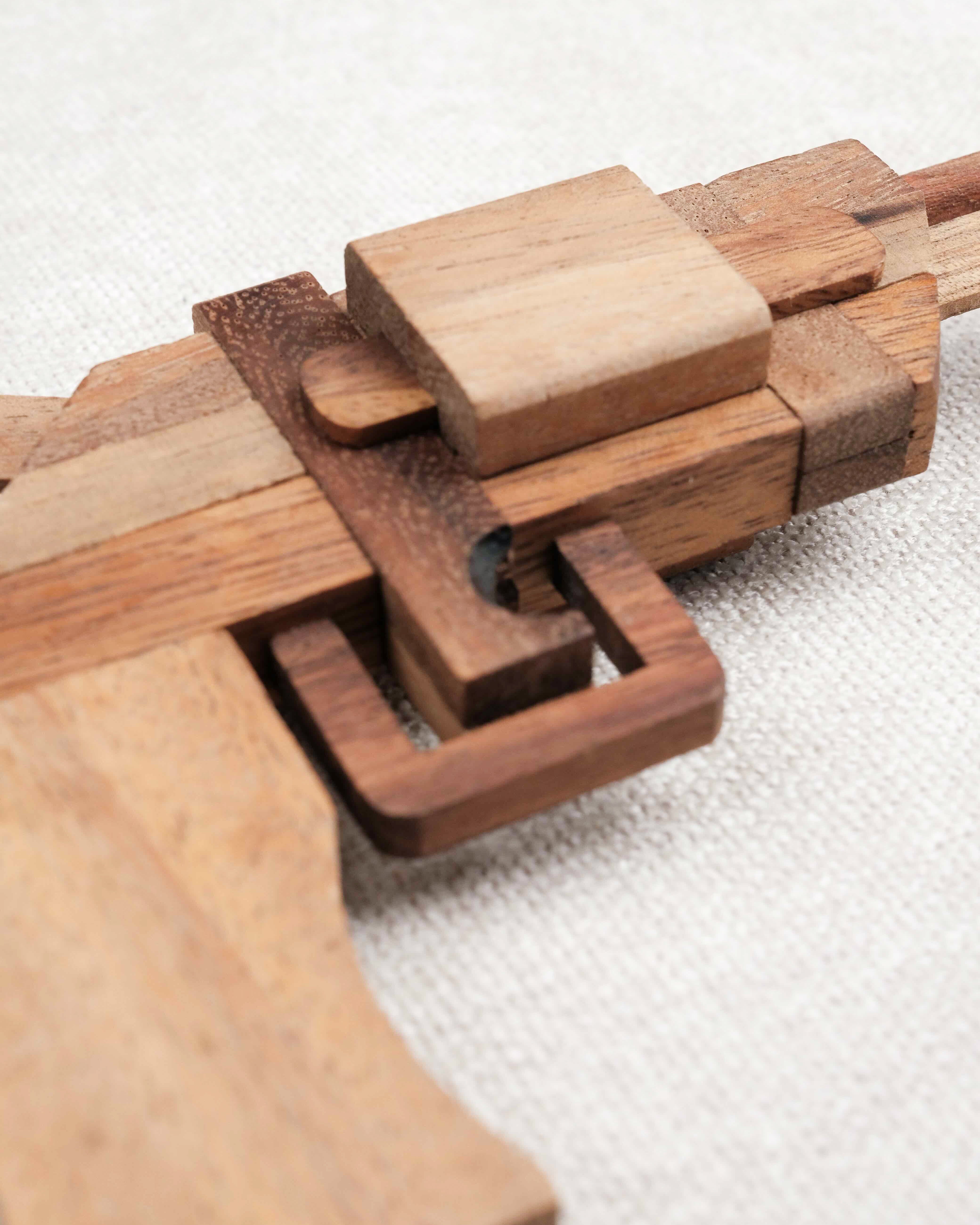 Casse-tête Le Pistolet en bois – détail du puzzle avec pièces imbriquées