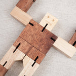 Zoom du Robot puzzle articulé déplié en bois d’hévéa vue du dessus