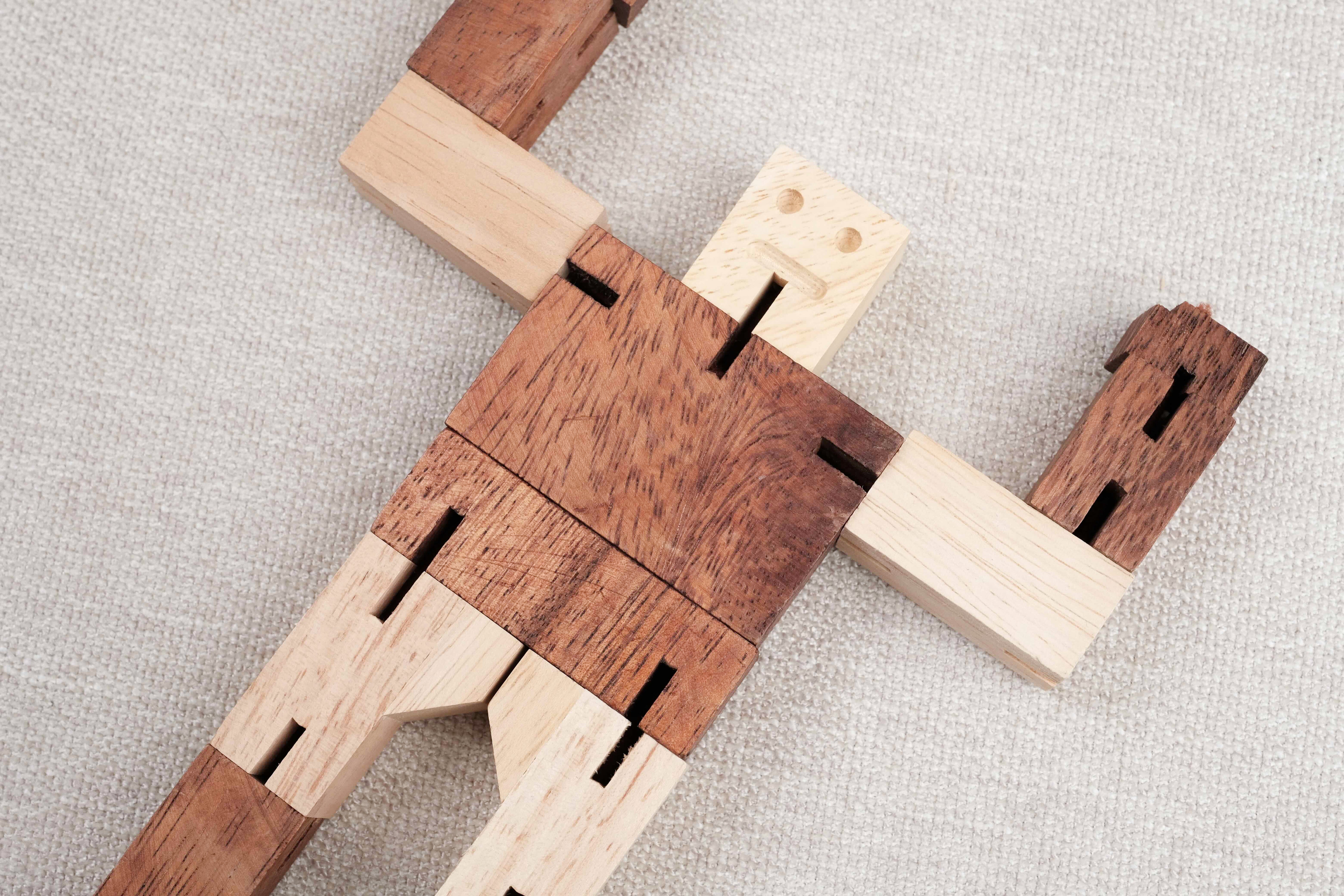 Zoom du Robot puzzle articulé déplié en bois d’hévéa vue du dessus