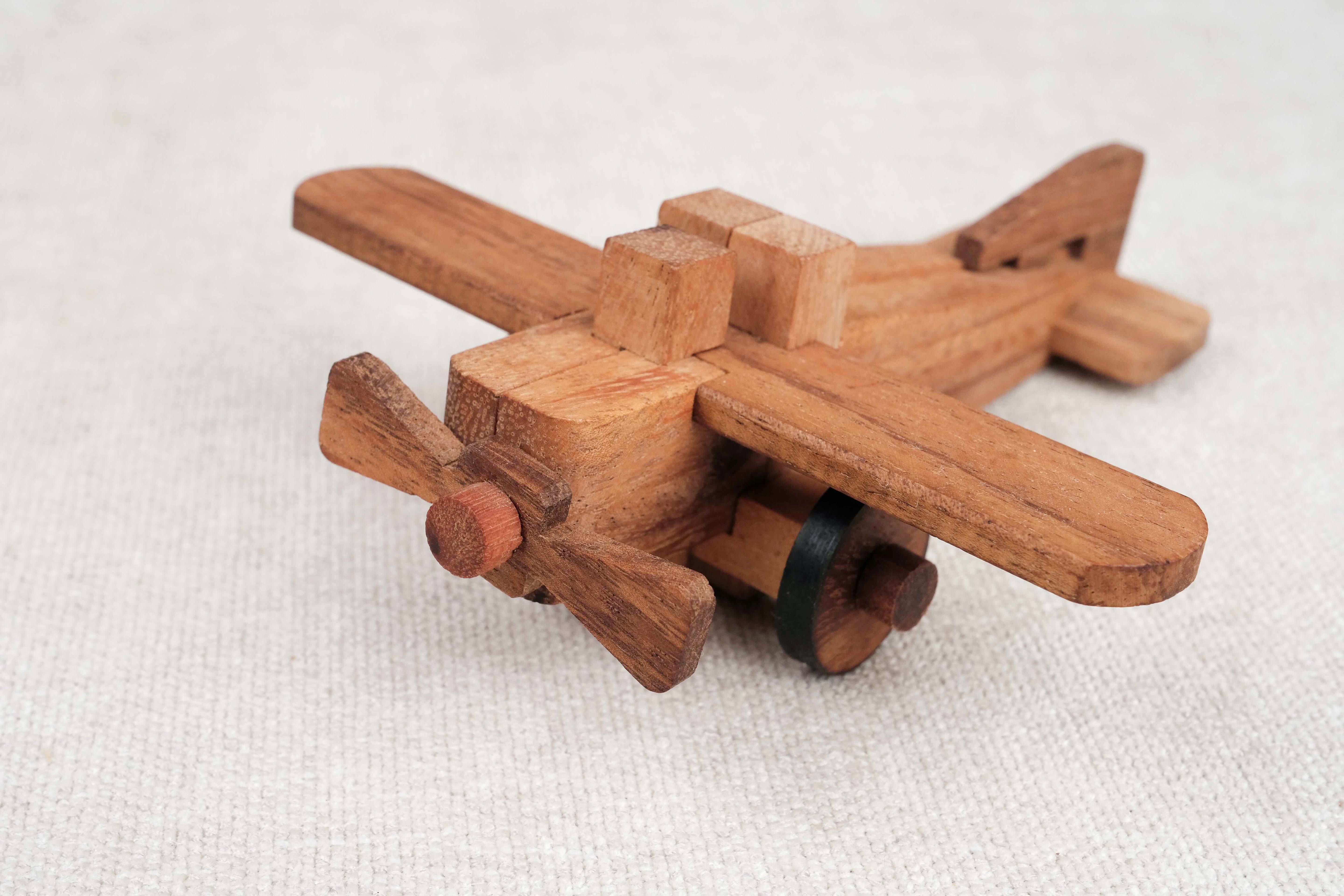 Pièces du casse-tête avion en bois à assembler