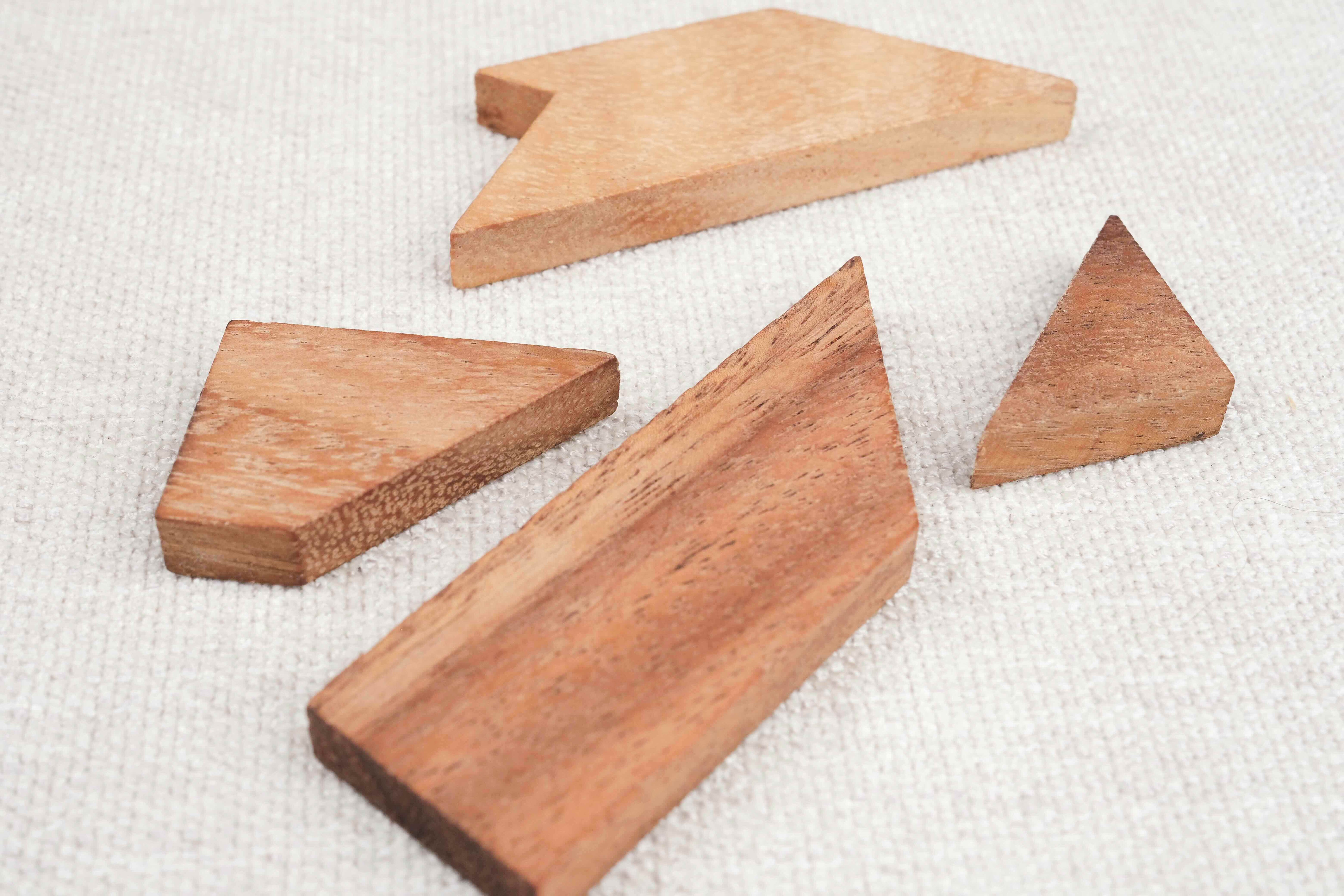 Casse-tête en bois Le T avec ses quatre pièces géométriques – Jeux Faugère