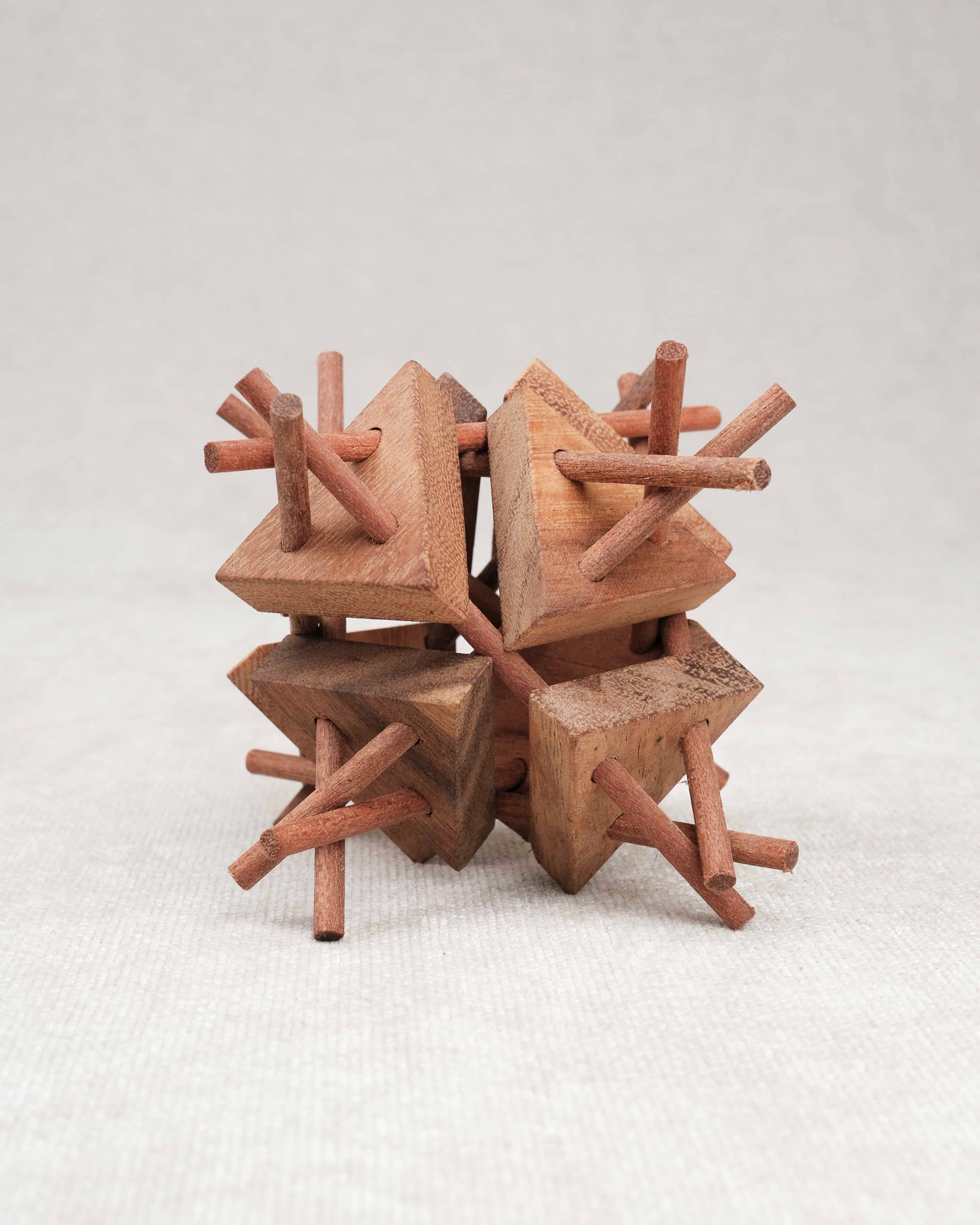 Casse-tête Super Tipi en bois – puzzle 3D complexe avec tiges et triangles imbriqués