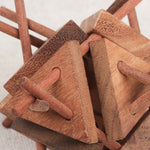 Casse-tête en bois Super Tipi – détail des pièces triangulaires et tiges en bois