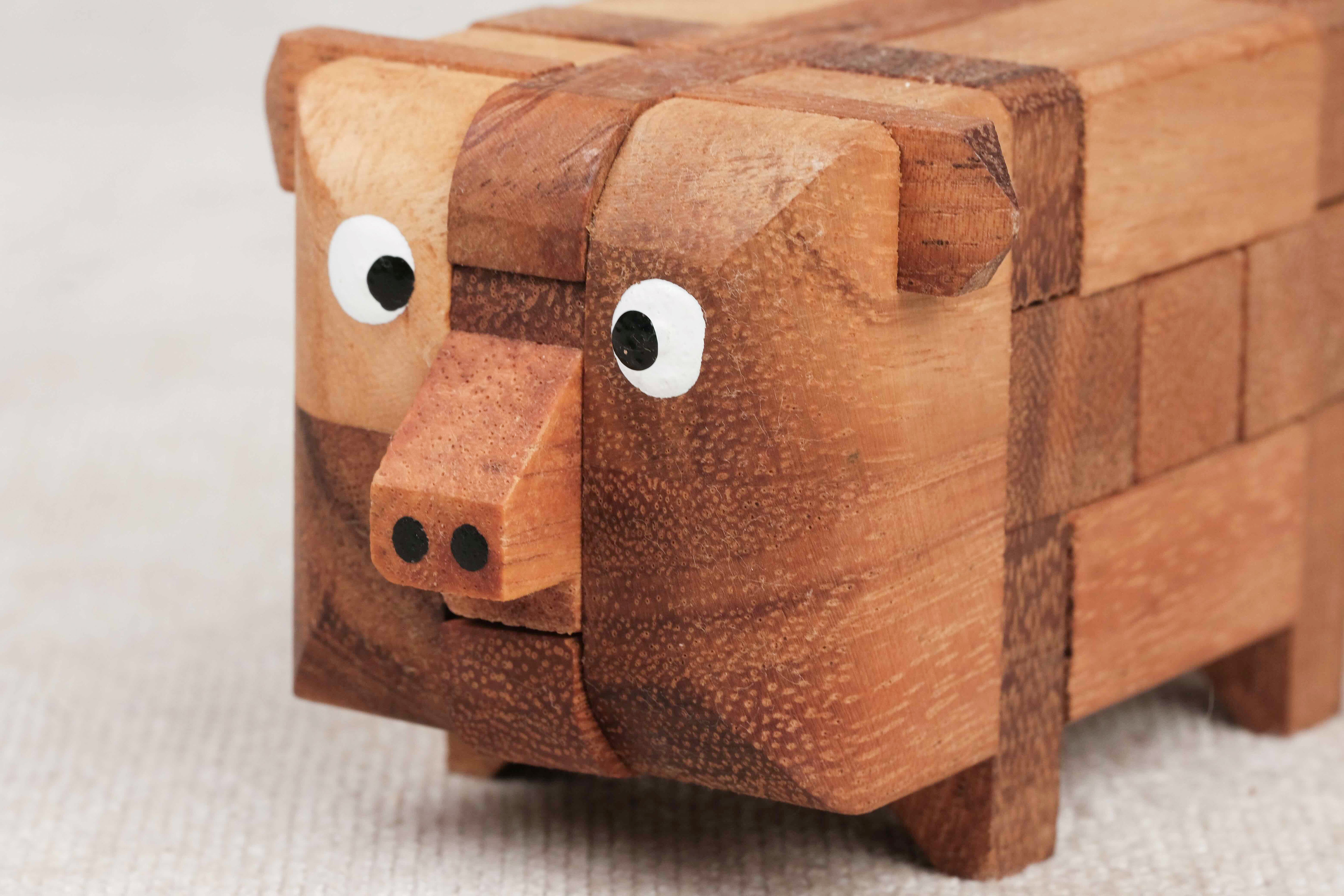 Casse-tête énigme Le Cochon en bois – détail de la tête avec yeux et groin