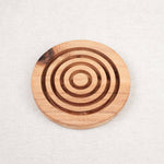 Vue d’ensemble du jeu d’adresse Labyrinthe en bois circulaire avec ses rainures concentriques – Jeux Faugère