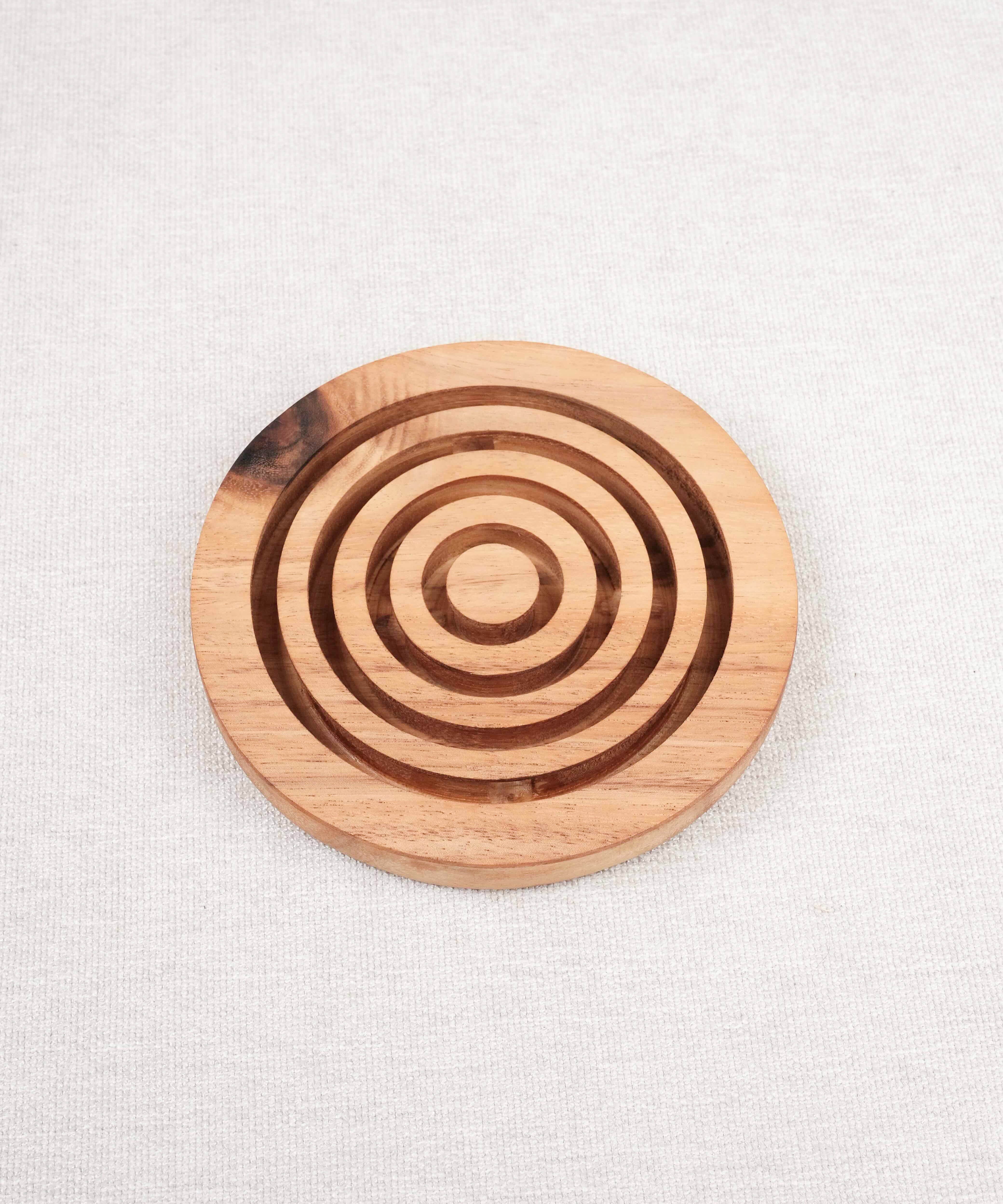 Vue d’ensemble du jeu d’adresse Labyrinthe en bois circulaire avec ses rainures concentriques – Jeux Faugère