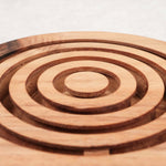 Vue rapprochée du Labyrinthe en bois avec les cercles concentriques servant de parcours aux billes – Jeux Faugère