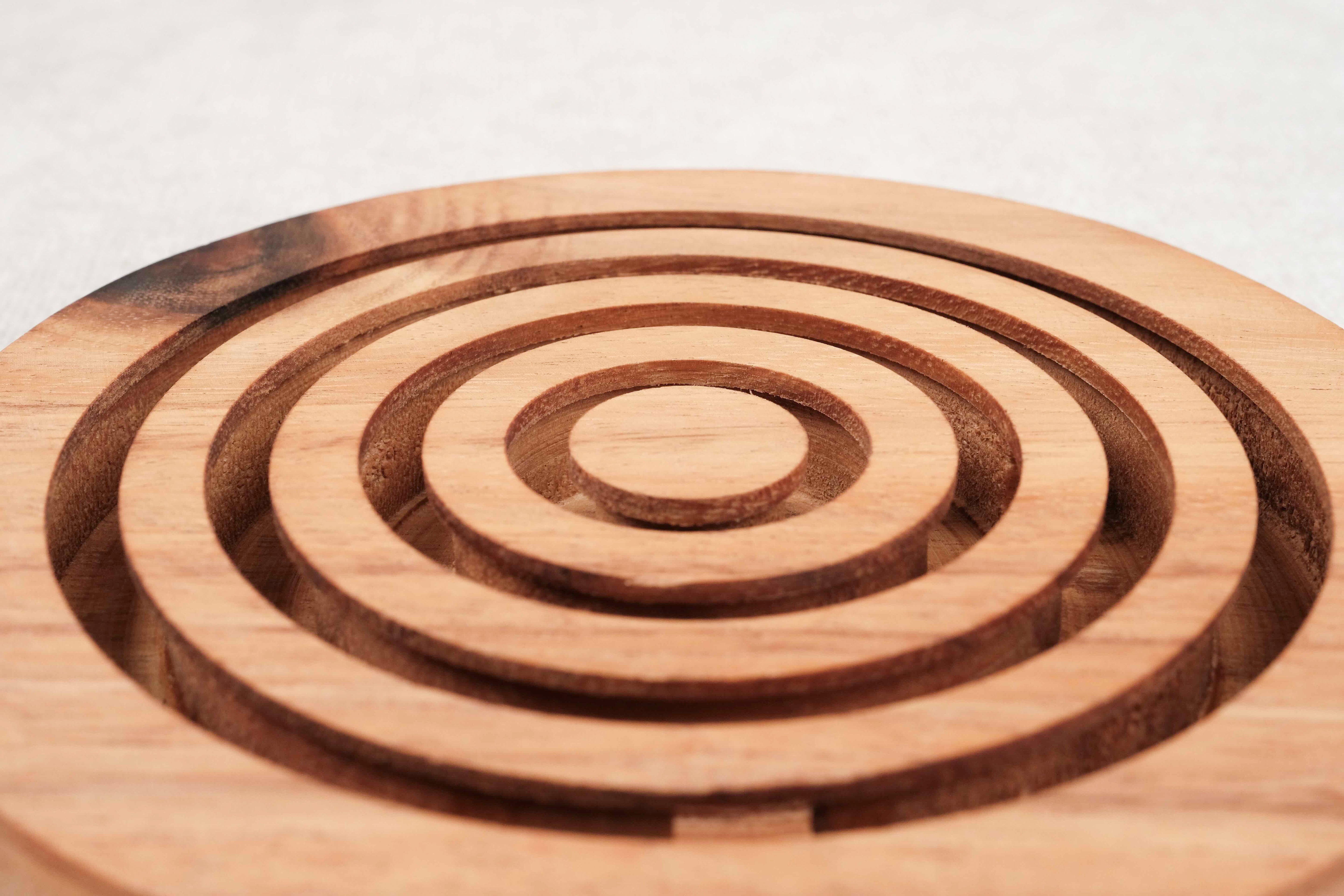 Vue rapprochée du Labyrinthe en bois avec les cercles concentriques servant de parcours aux billes – Jeux Faugère