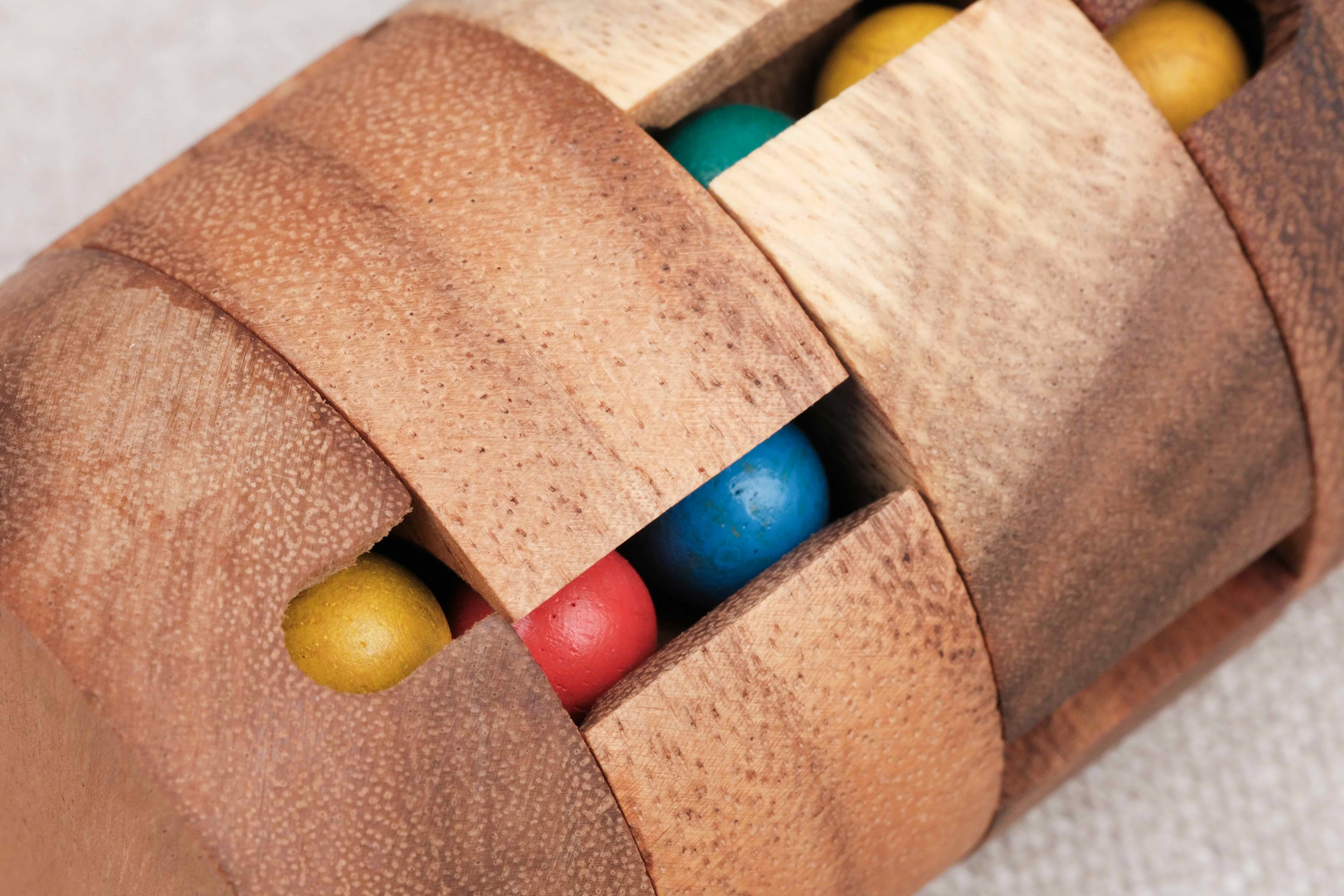 Gros plan des billes colorées du casse-tête REVOLVE – Jeux Faugère