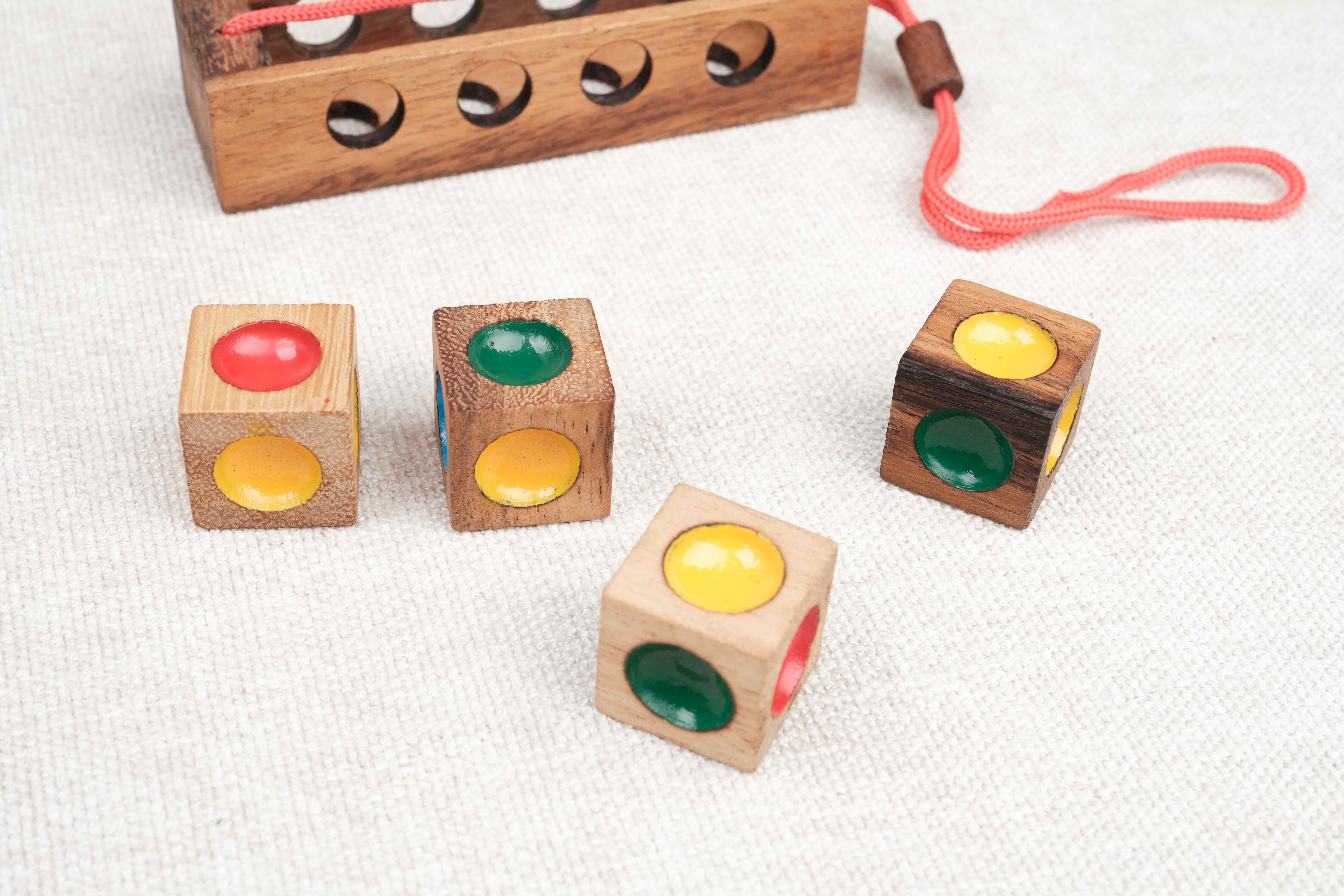 Les 4 Couleurs Folles, pièces colorées en bois – Jeux Faugère