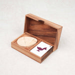 Coffret en bois ouvert avec deux tangrams en forme d’œuf et cartes défis – Double Tangram Œuf Jeux Faugère