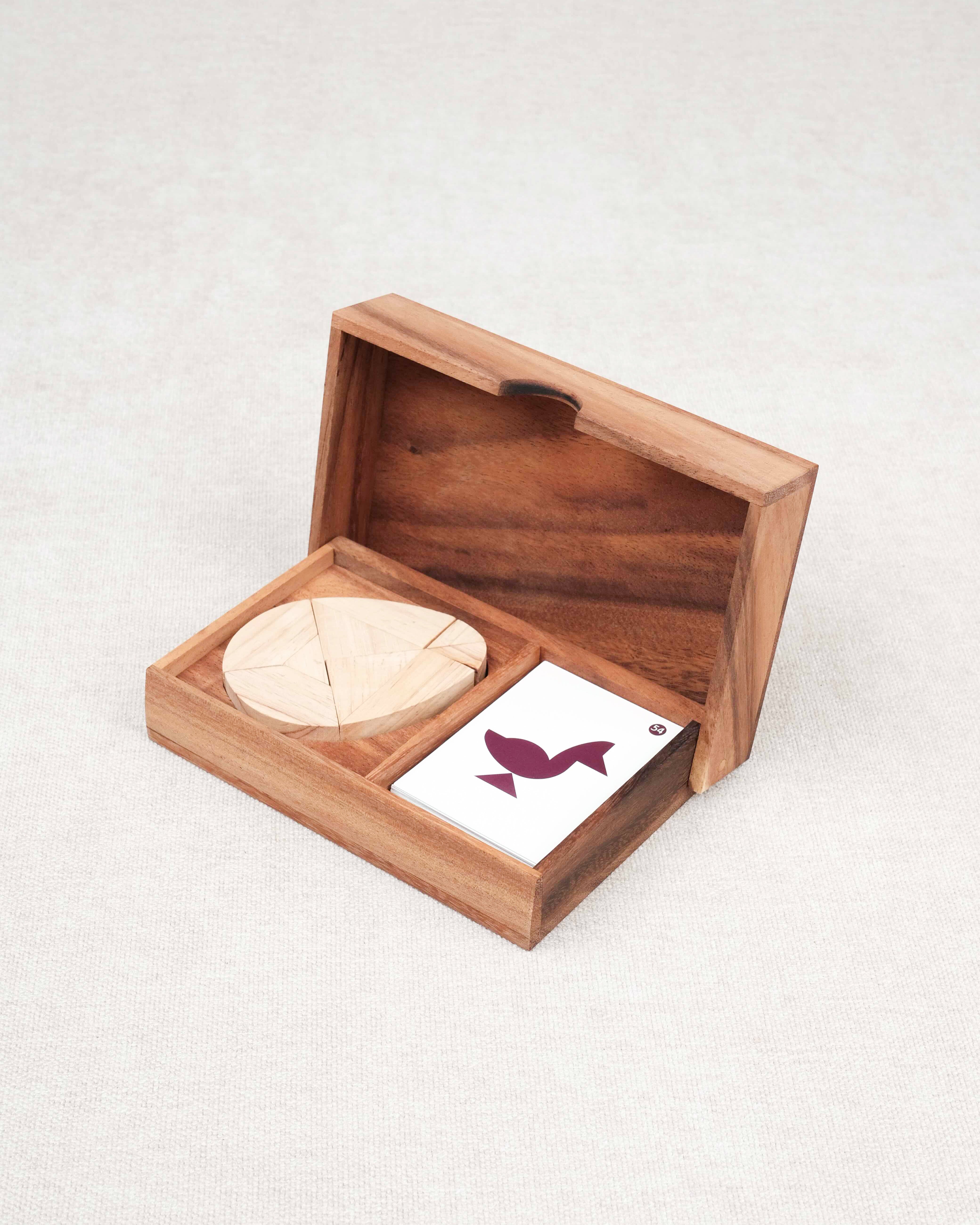 Coffret en bois ouvert avec deux tangrams en forme d’œuf et cartes défis – Double Tangram Œuf Jeux Faugère