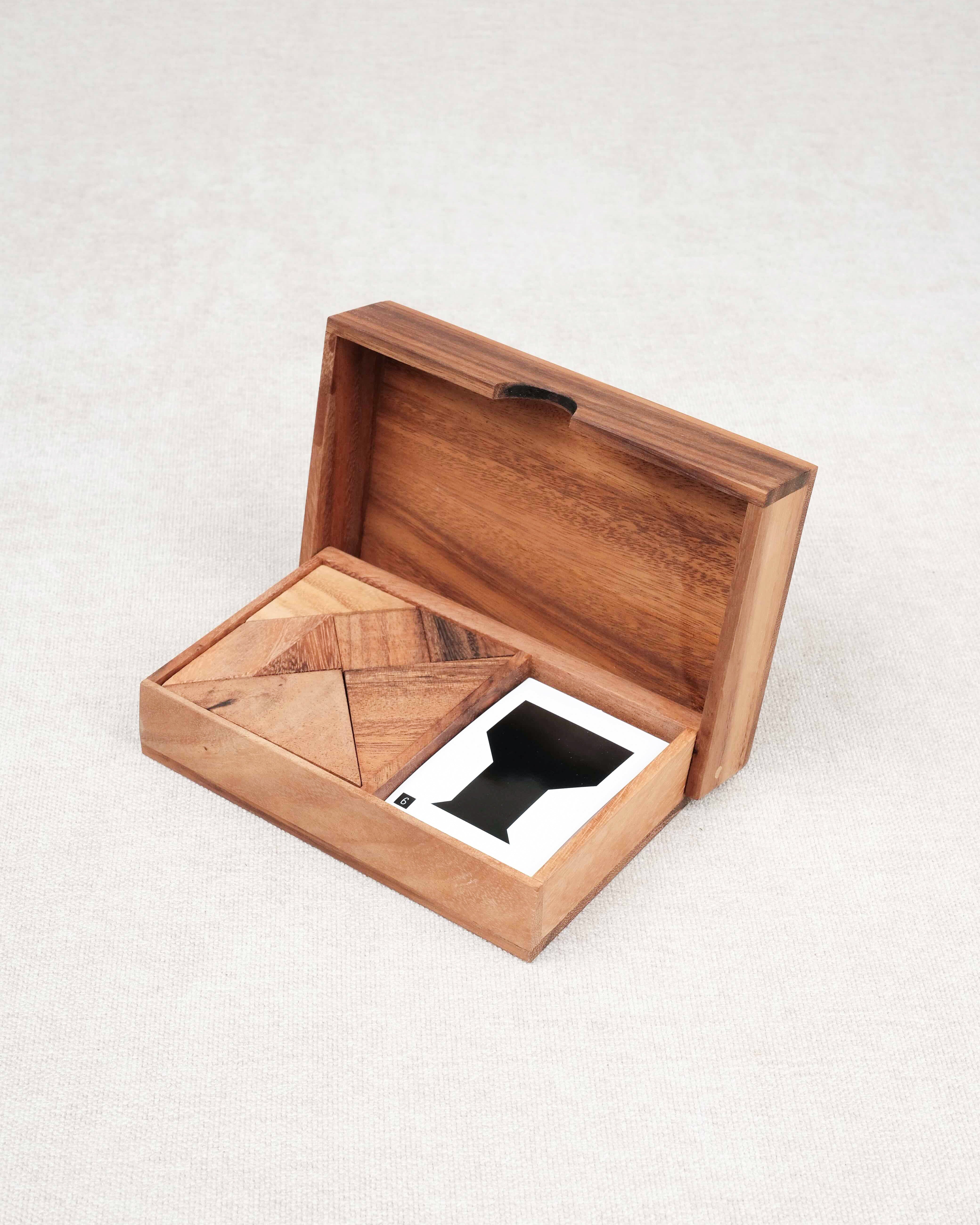 Coffret en bois ouvert avec deux tangrams et cartes défis – Double Tangram Jeux Faugère