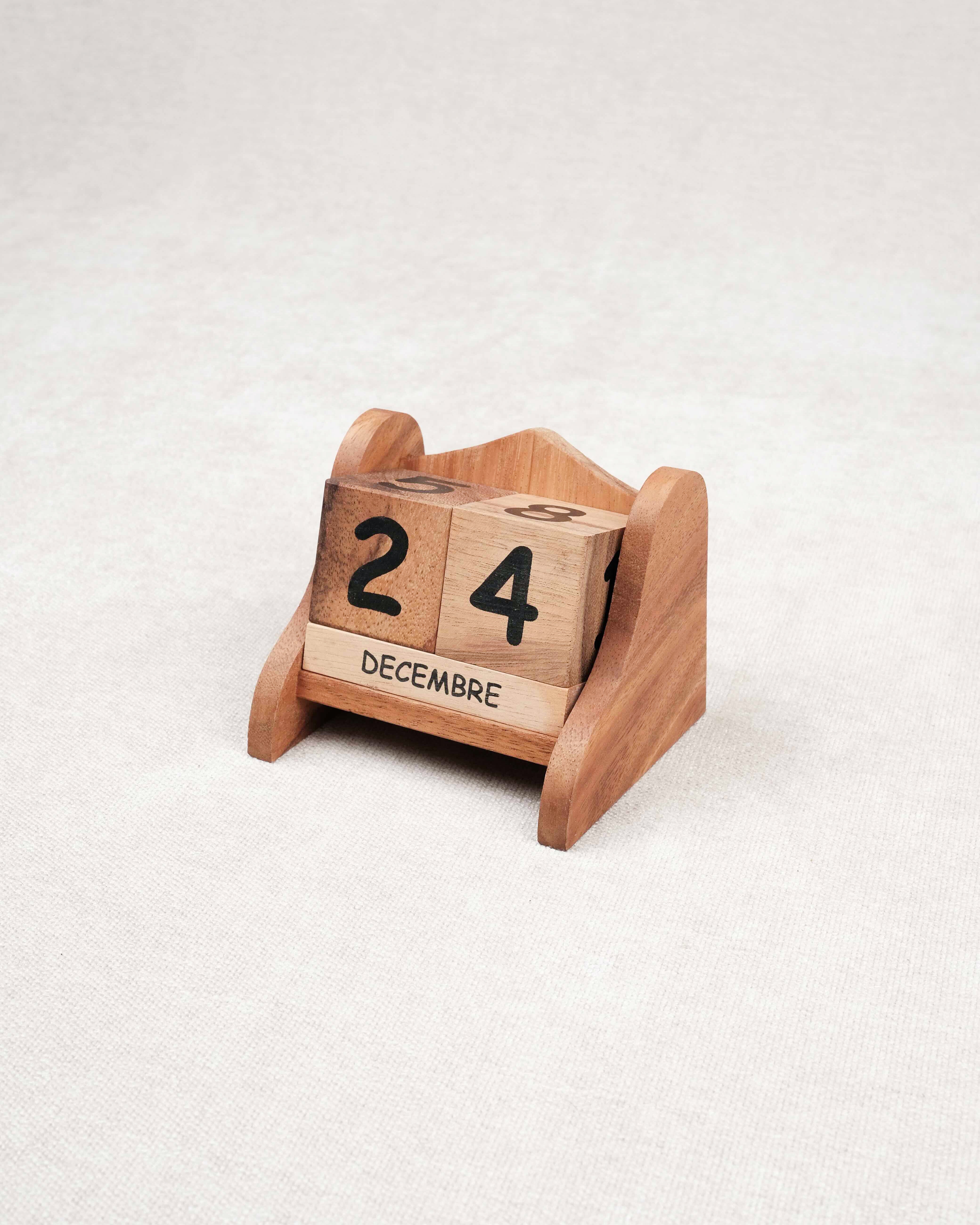 Calendrier perpétuel en bois avec cubes de date 24 décembre