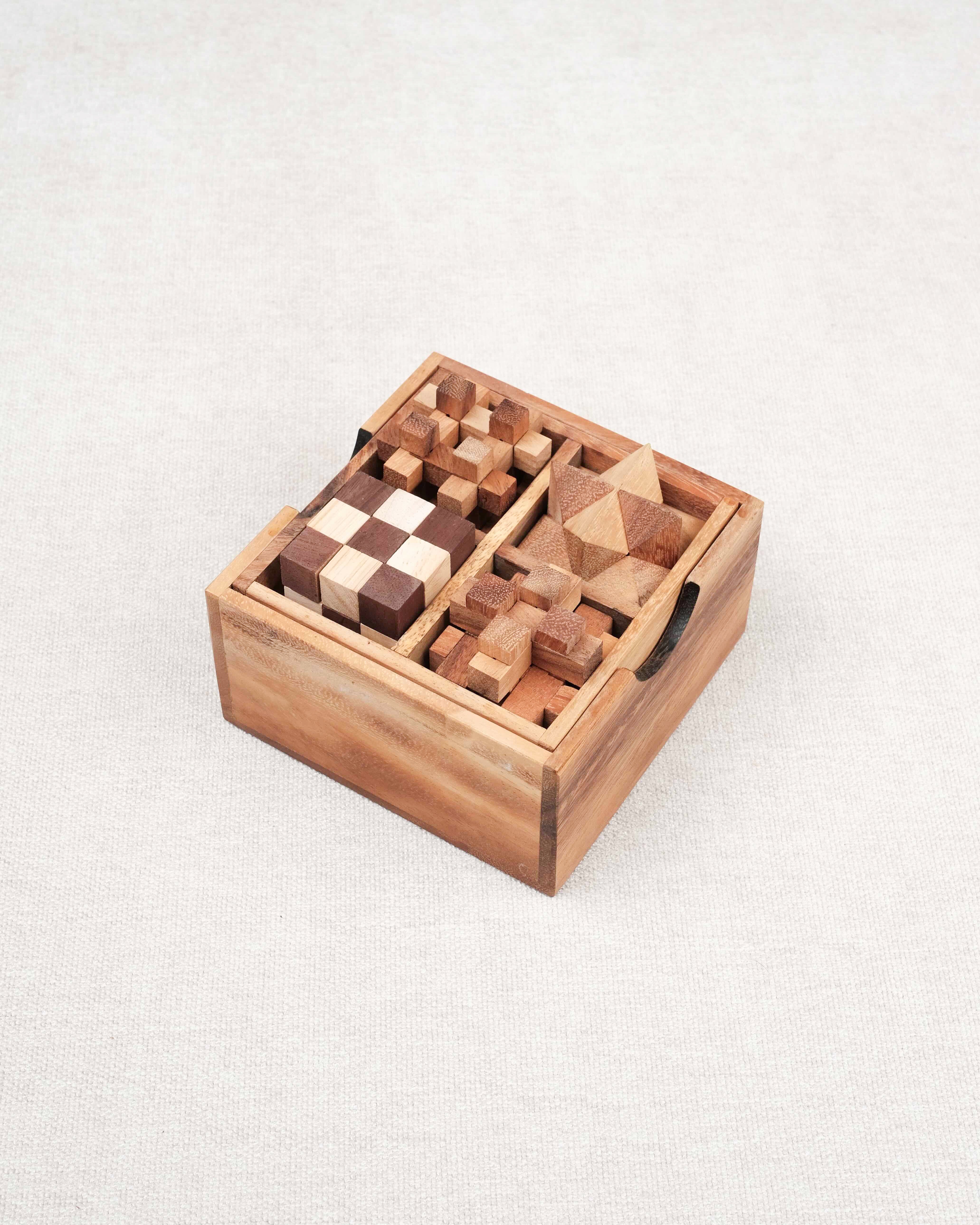 Coffret de 4 casse-têtes en bois vu en perspective