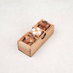 Coffret 3 casse-têtes en bois fermé sur fond clair