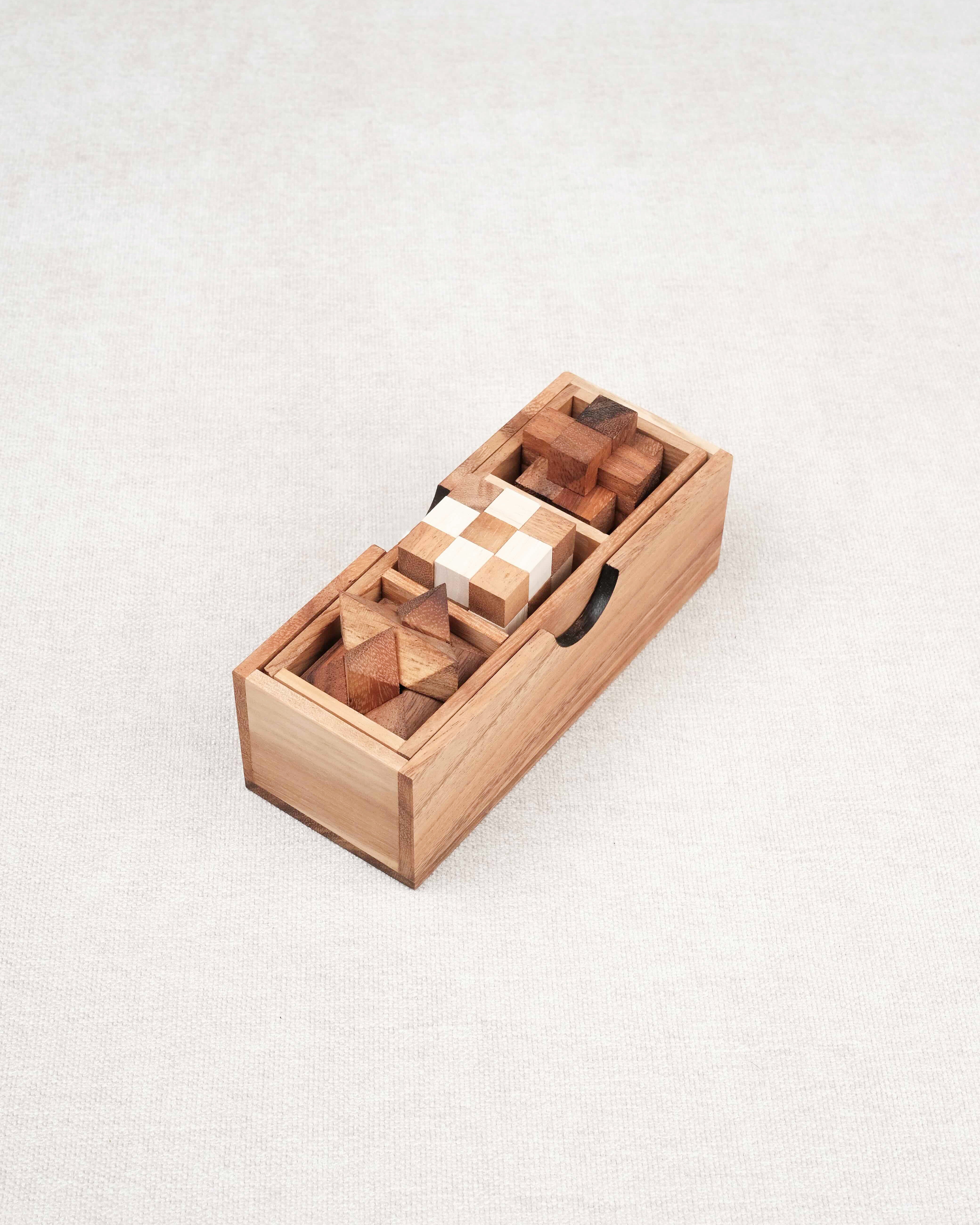 Coffret 3 casse-têtes en bois fermé sur fond clair