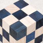 Cube Serpent bleu en bois, vue rapprochée – Jeux Faugère