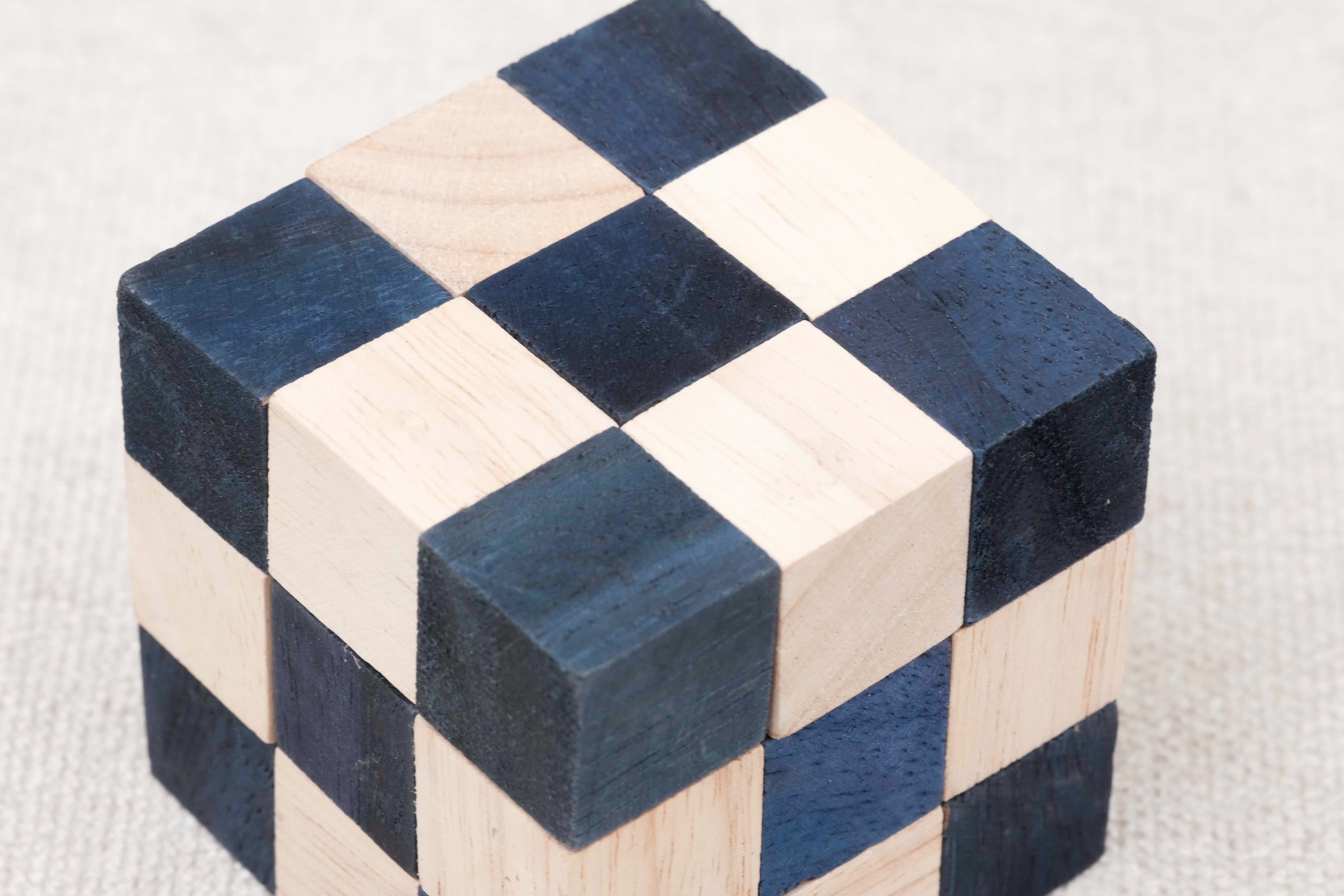 Cube Serpent bleu en bois, vue rapprochée – Jeux Faugère