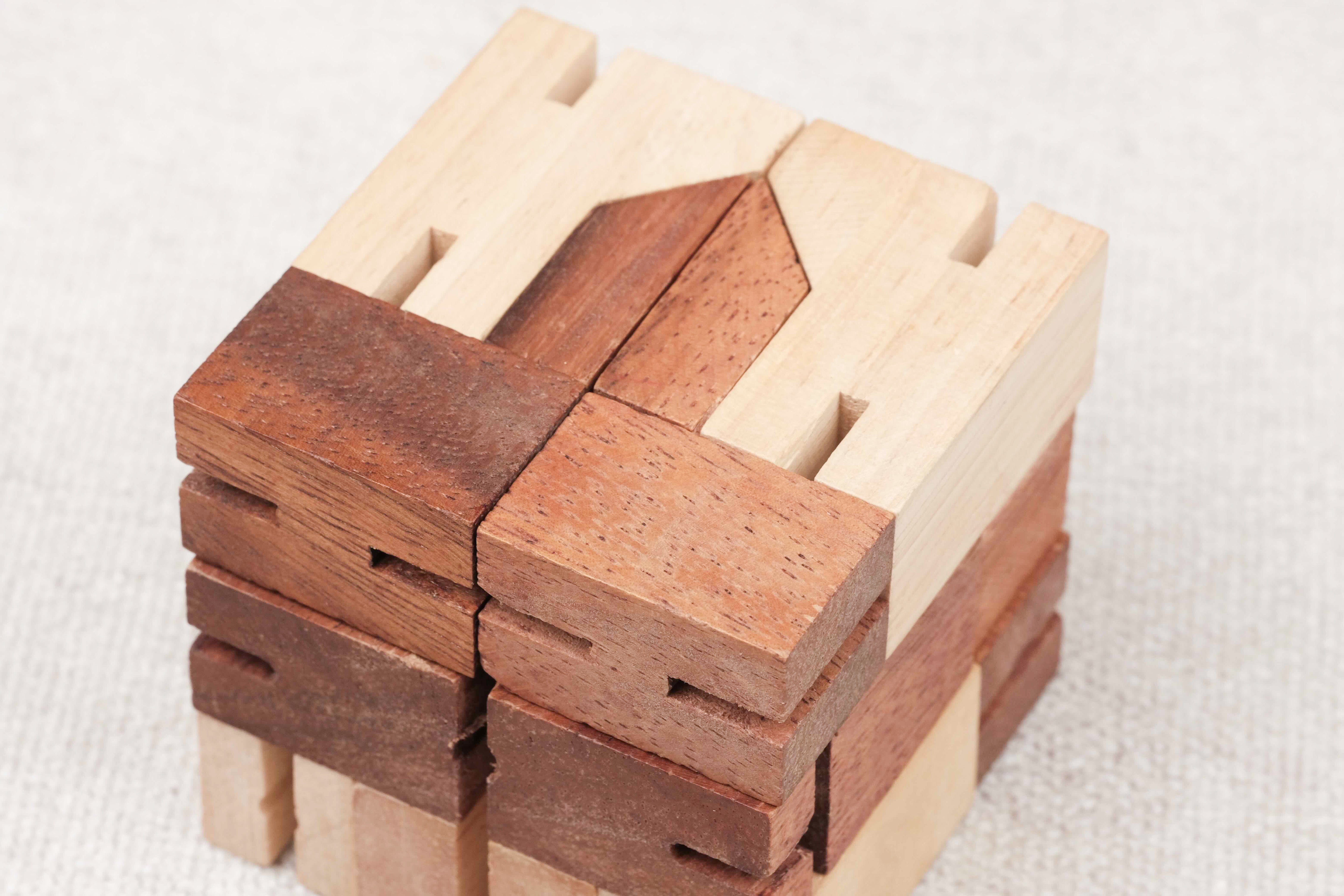 Détails du Cube casse-tête en bois clair et foncé