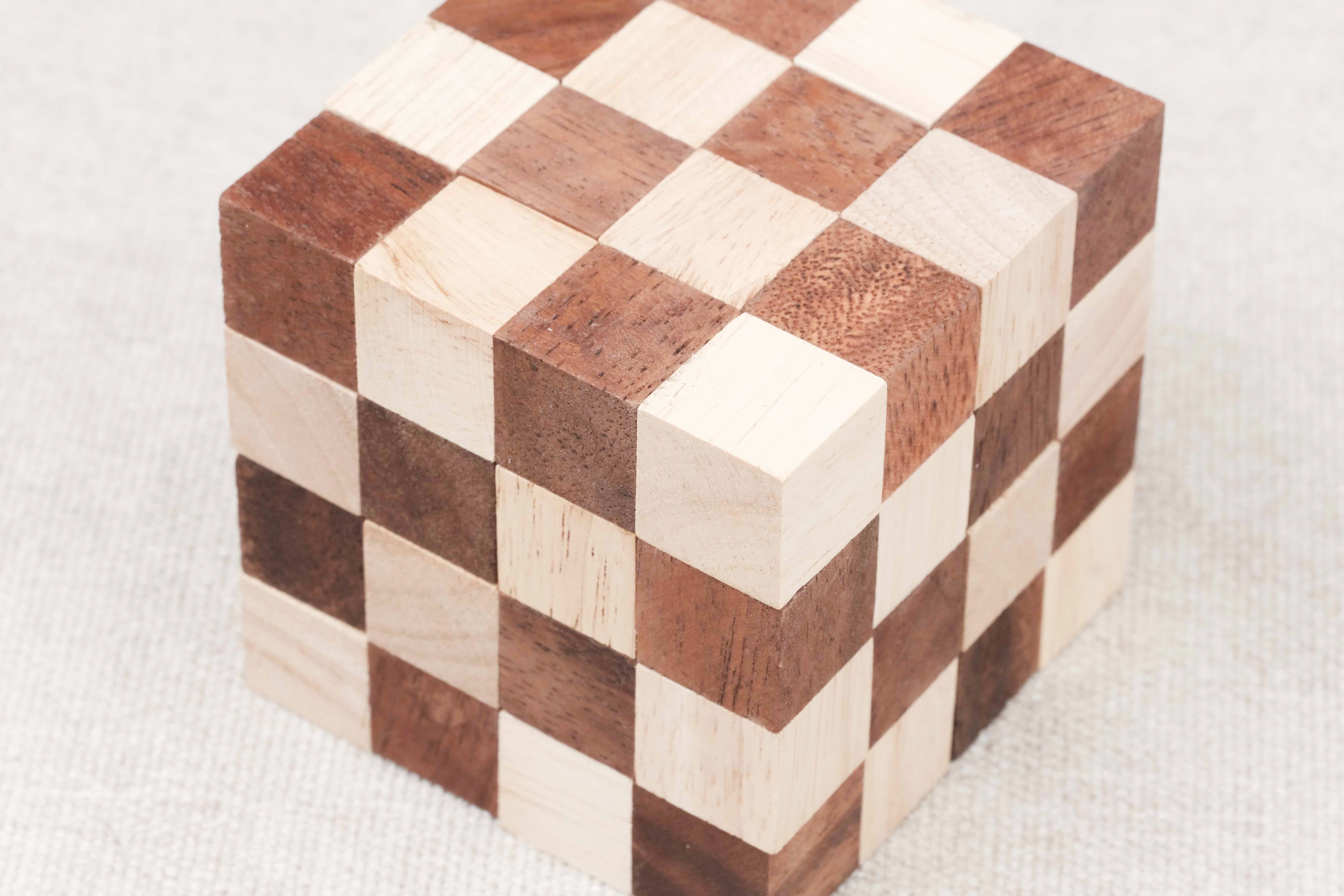 Cube Anaconda en bois, vue rapprochée – Jeux Faugère