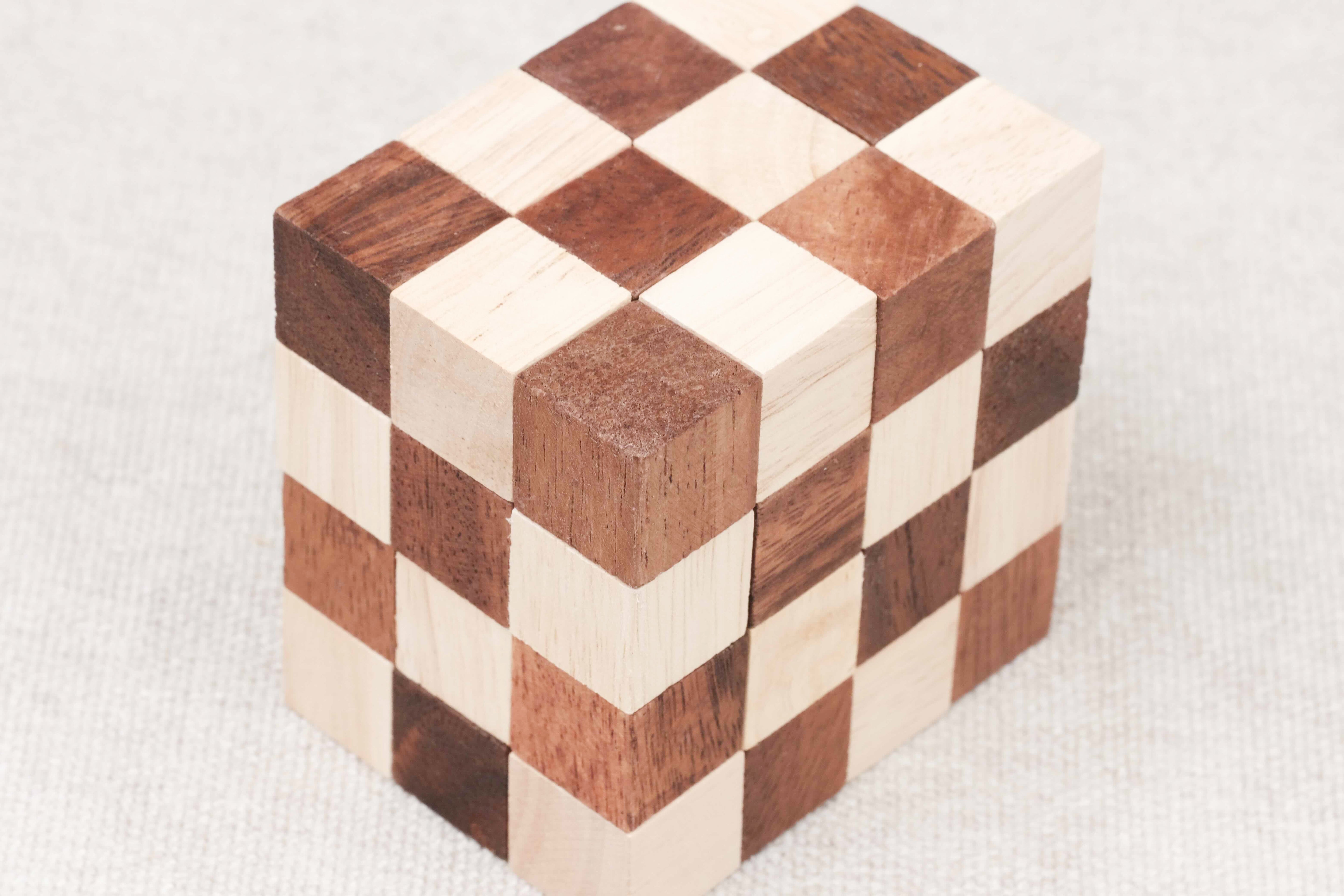 Double Cube Serpent en bois, vue rapprochée – Jeux Faugère
