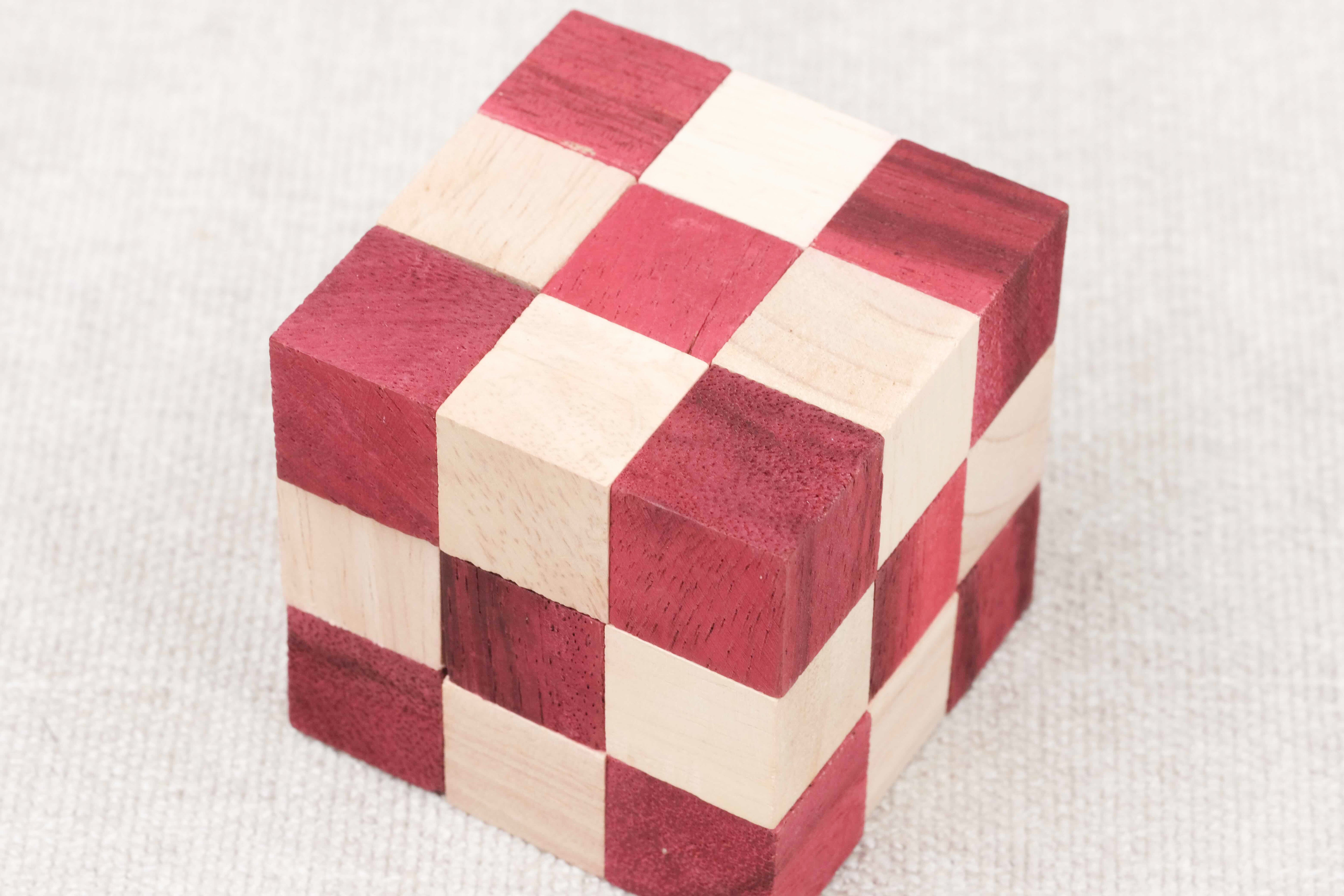 Cube Serpent rouge et naturel, vue rapprochée – Jeux Faugère