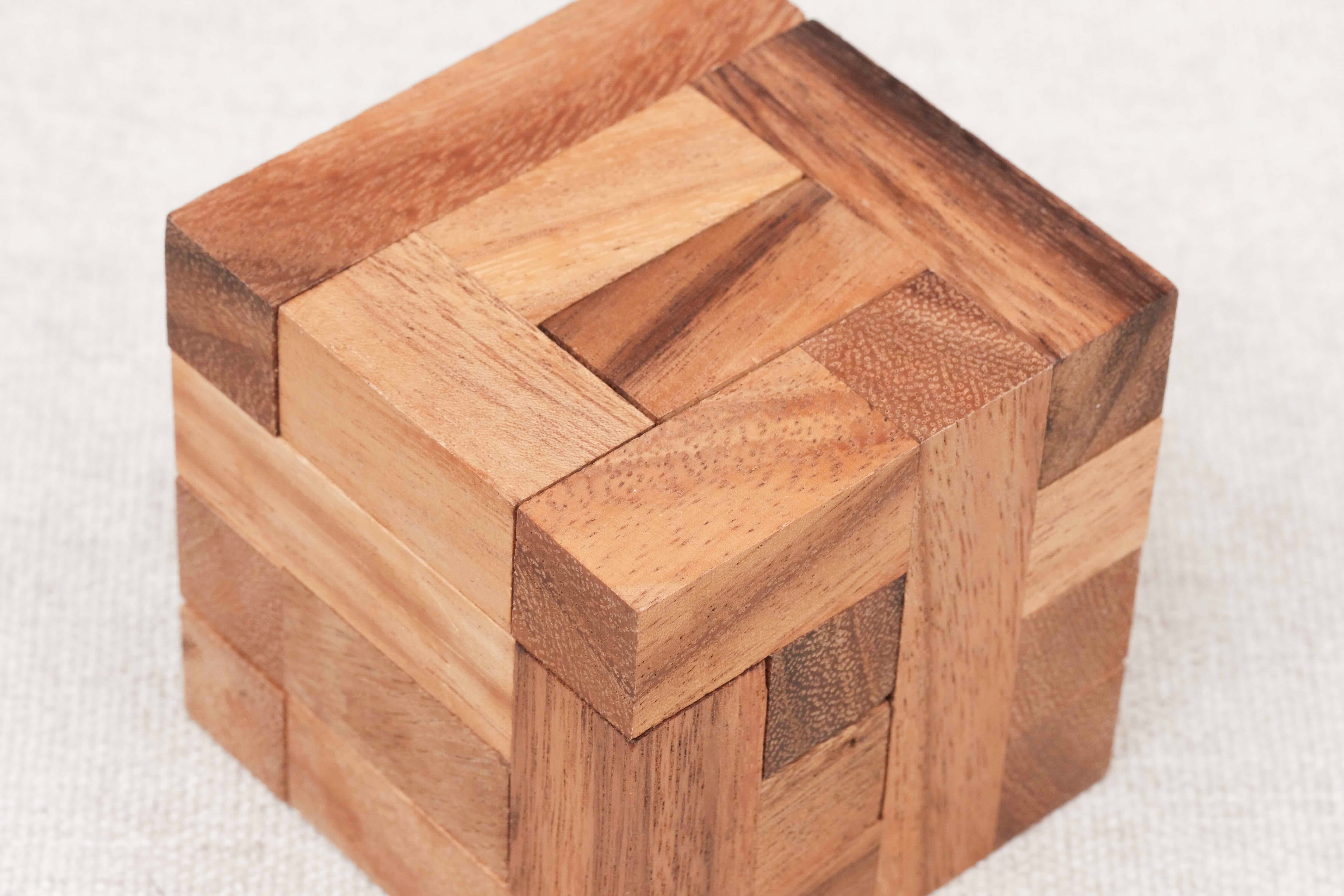 Casse-tête Convolution en bois – détail du mécanisme avec pièces imbriquées