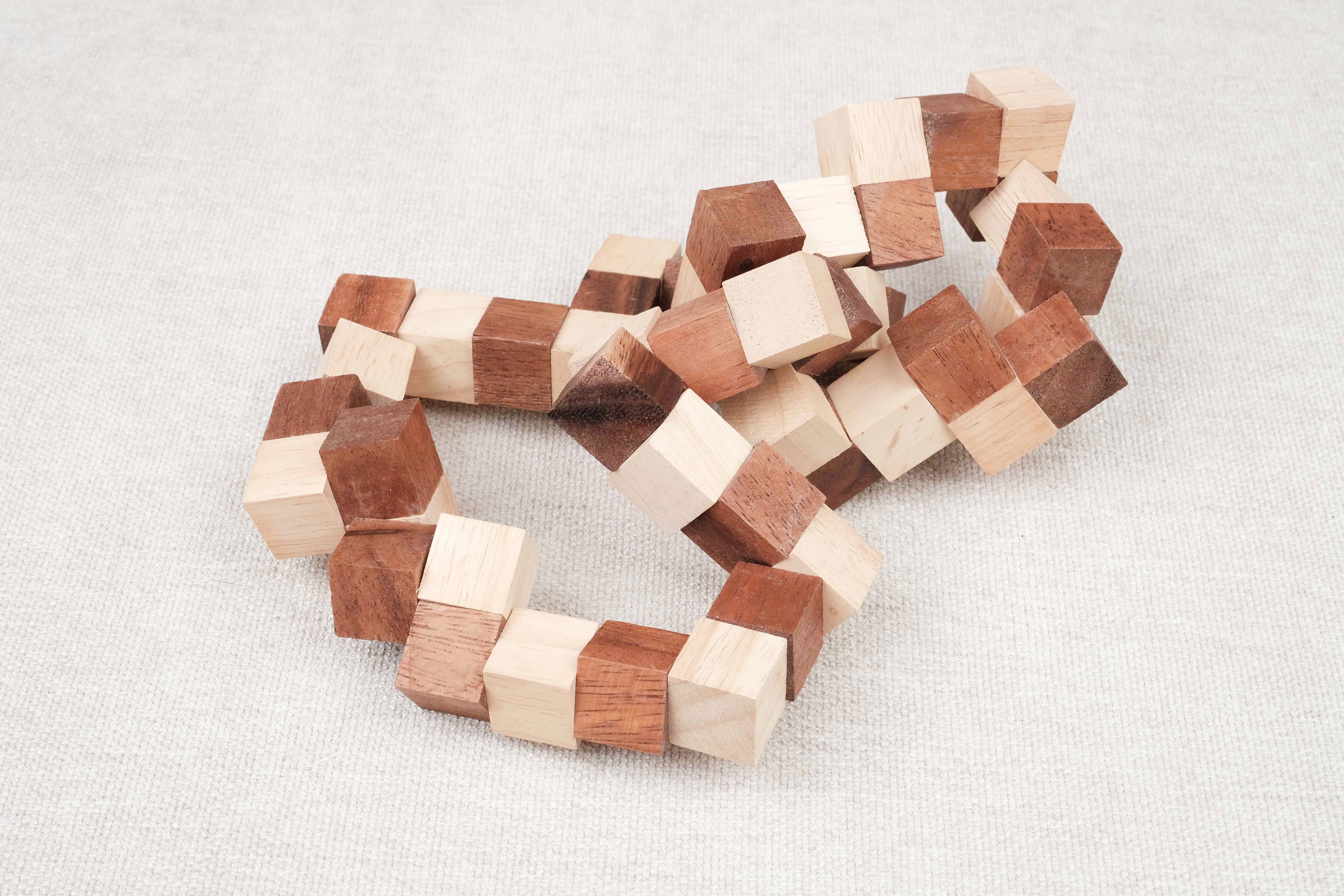 Double cubes démonter sur fond clair