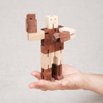 Robot articulé monté en position debout tenu dans une main