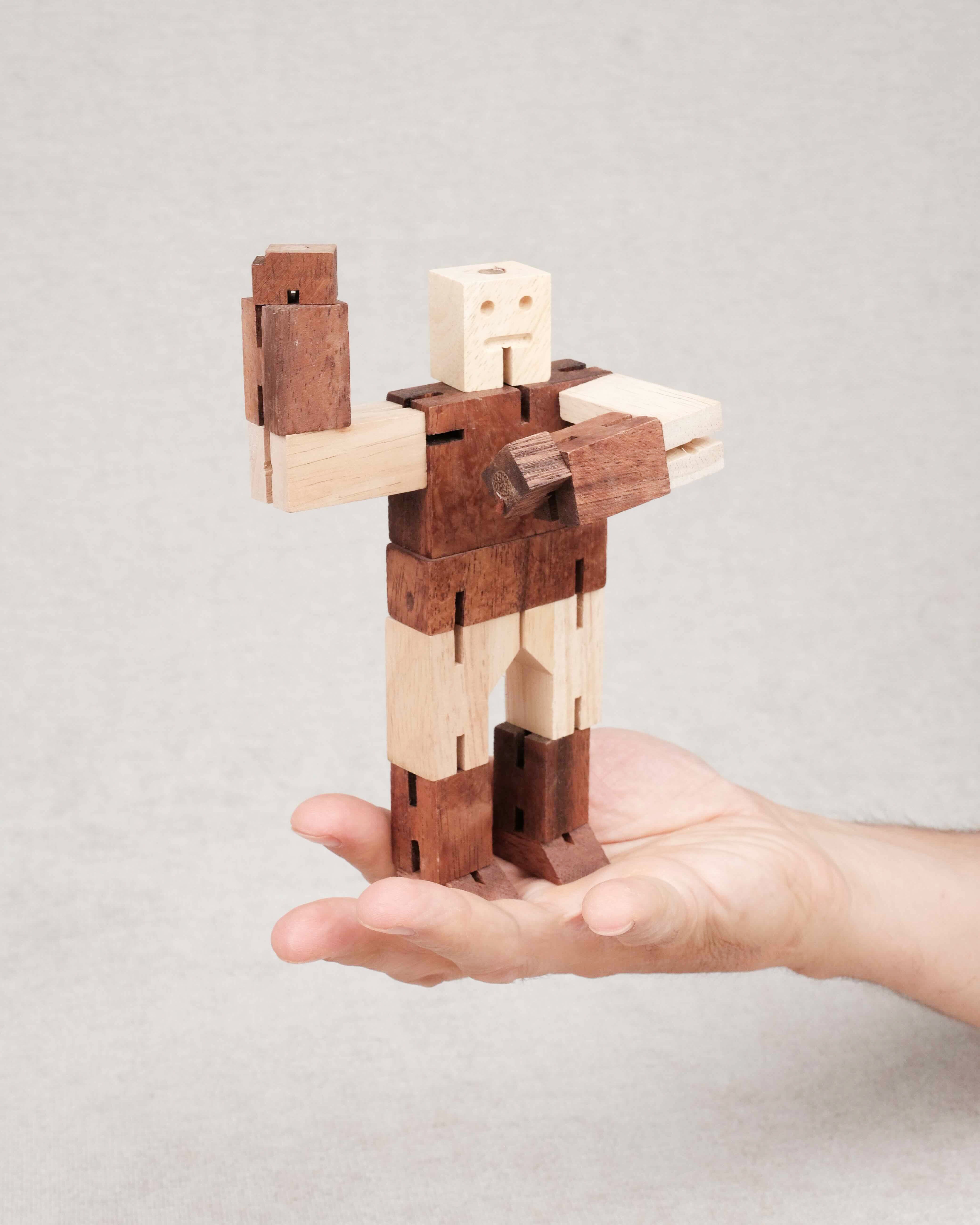 Robot articulé monté en position debout tenu dans une main