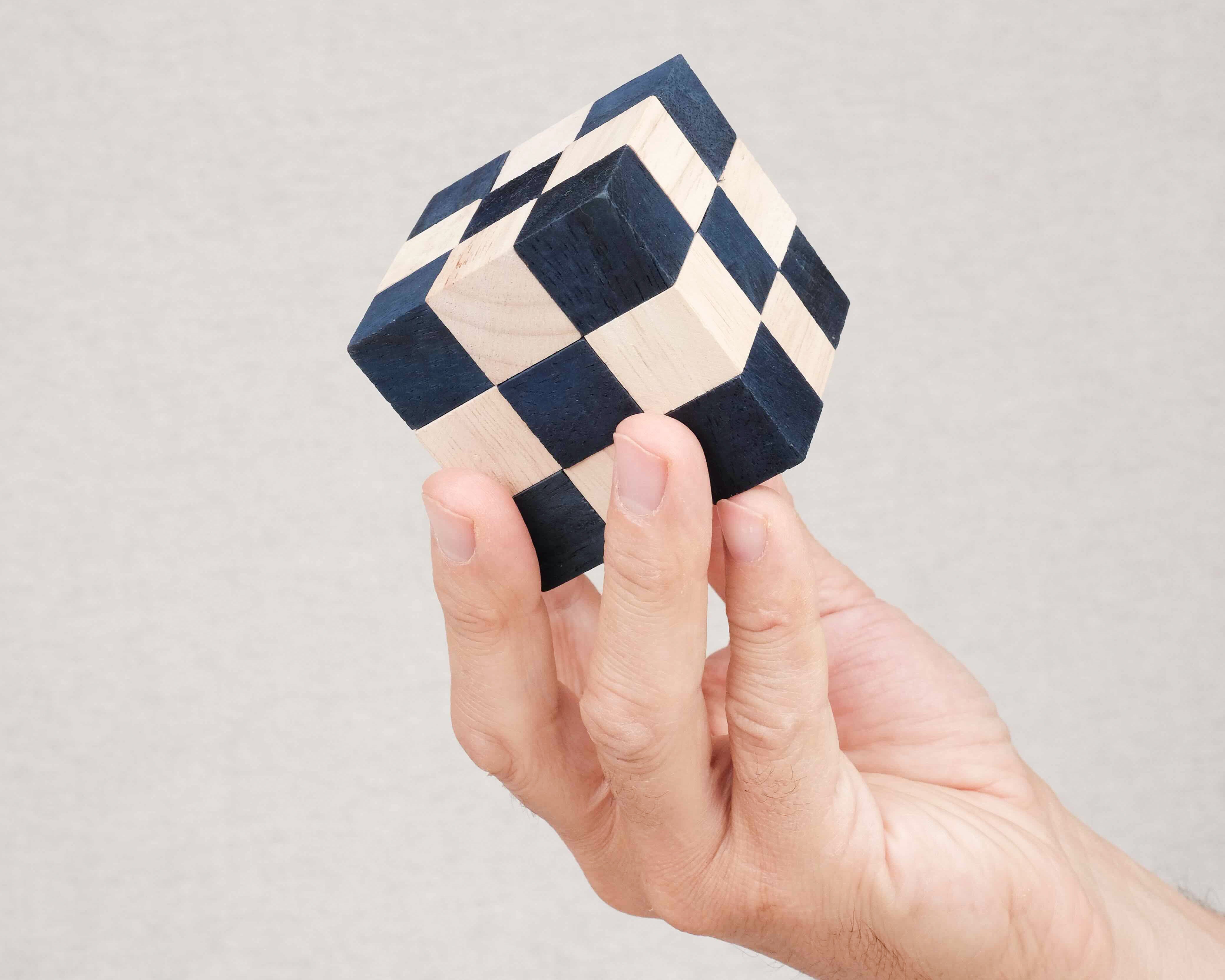 Casse-tête Cube serpent bleu en bois – puzzle à replier tenu en main
