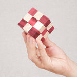 Cube Serpent rouge en bois tenu à la main – Jeux Faugère