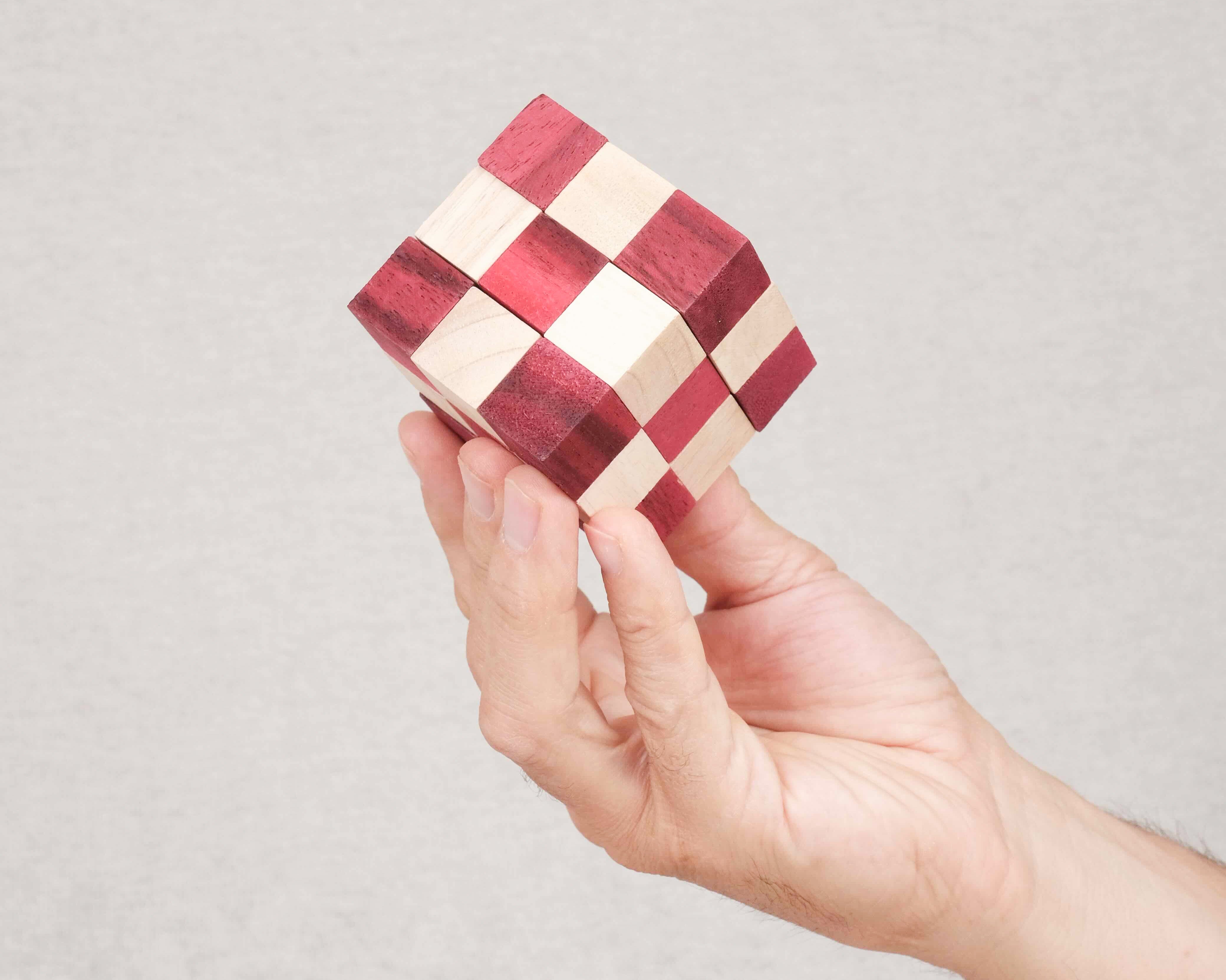 Cube Serpent rouge en bois tenu à la main – Jeux Faugère