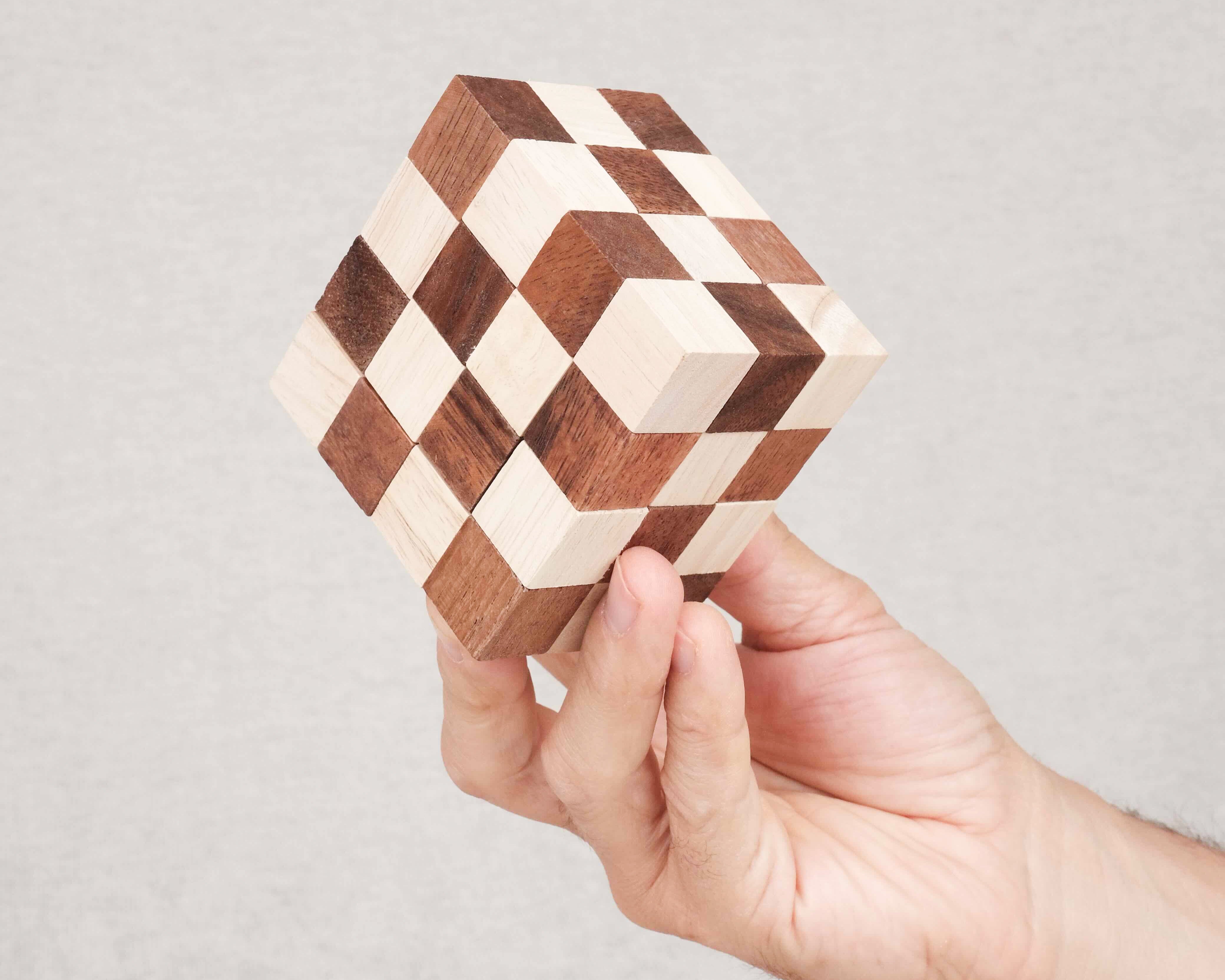 Casse-tête Double Cube Serpent tenu à la main – Jeux Faugère